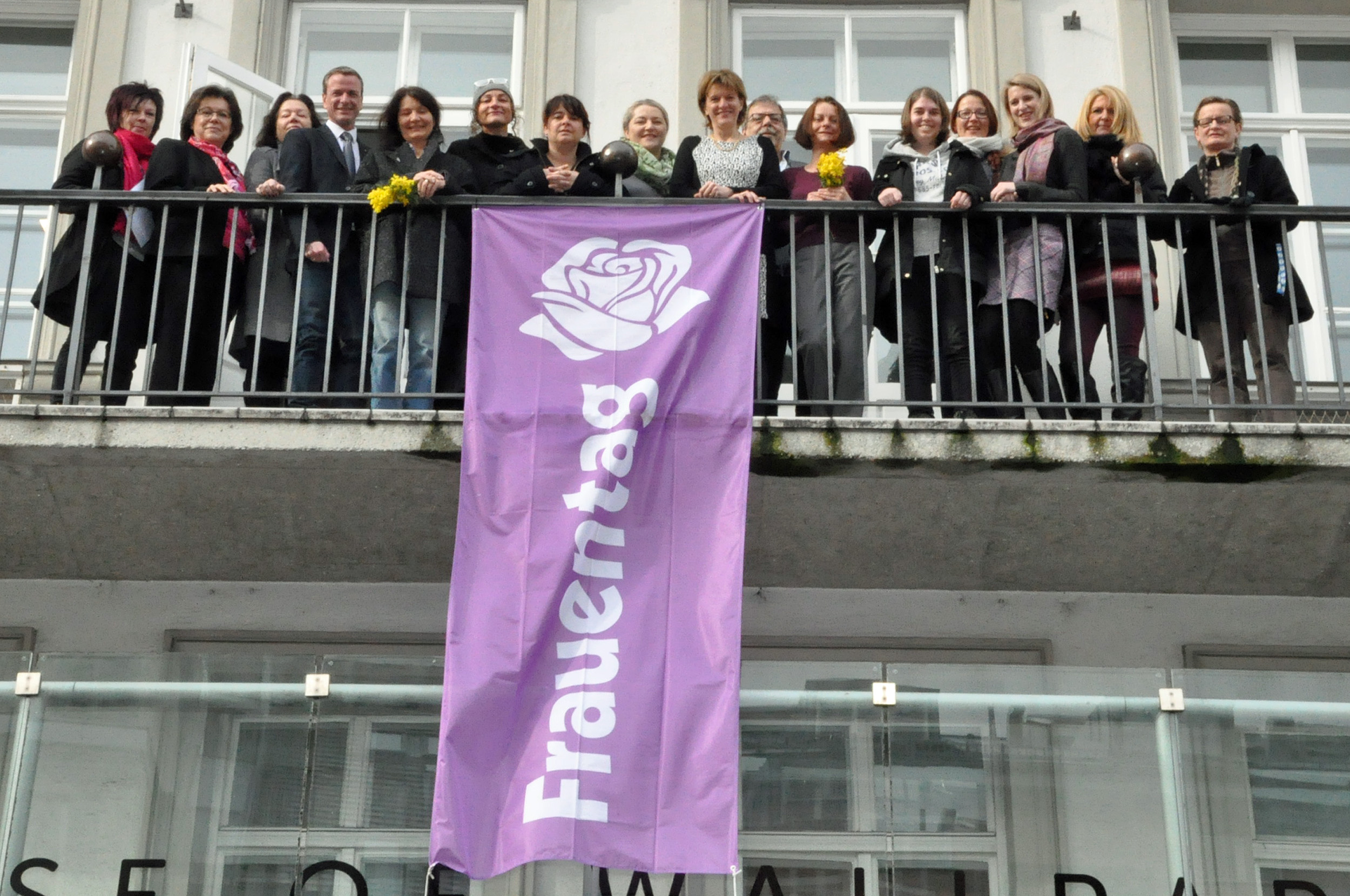 Bürgermeisterin Christine Oppitz-Plörer (8.v.r.), ihre Stellvertreterin Sonja Pitscheider (6.v.r.) sowie Vizebürgermeister Christoph Kaufmann (4.v.l.), Stadtrat Gerhard Fritz (7.v.r.) und VertreterInnen des Gemeinderates und verschiedener Frauenorganisationen hissten mit Referatsleiterin Uschi Klee (l.) die Fahne.