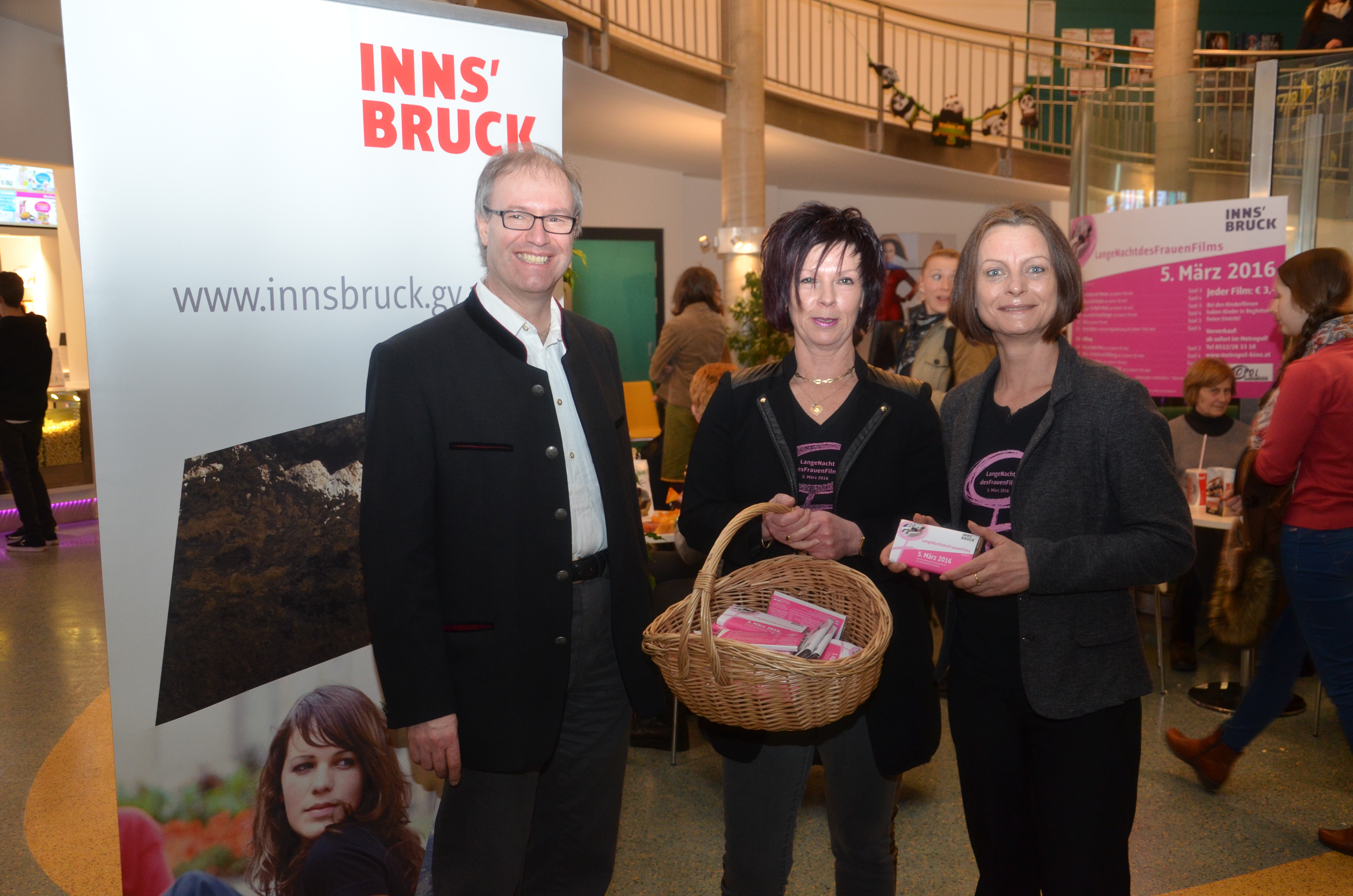Bei der LangeNachtdesFrauenFilms 2016 im Metropol Kino Innsbruck (v.l.): Christian Hofer (Metropol Kino Innsbruck), Uschi Klee (Referatsleiterin Frauen, Familien und SeniorInnen) und Vizebürgermeisterin Sonja Pitscheider
