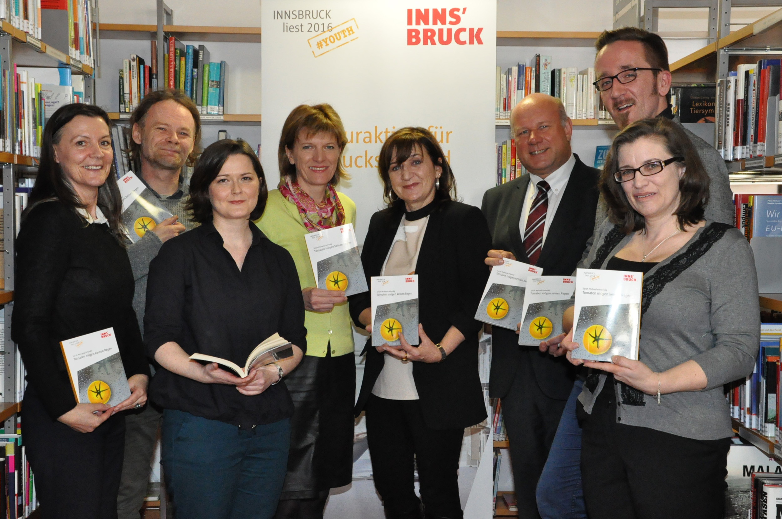 Maria-Luise Mayr, Christoph W. Bauer, Natalie Pedevilla, BMin Christine Oppitz-Plörer, LRin Beate Palfrader, LSR-Direktor Reinhold Raffler, Markus Jäger und Patrizia Hueber (Metropol-Kino; v.l.) schmökerten bereits im Buch.