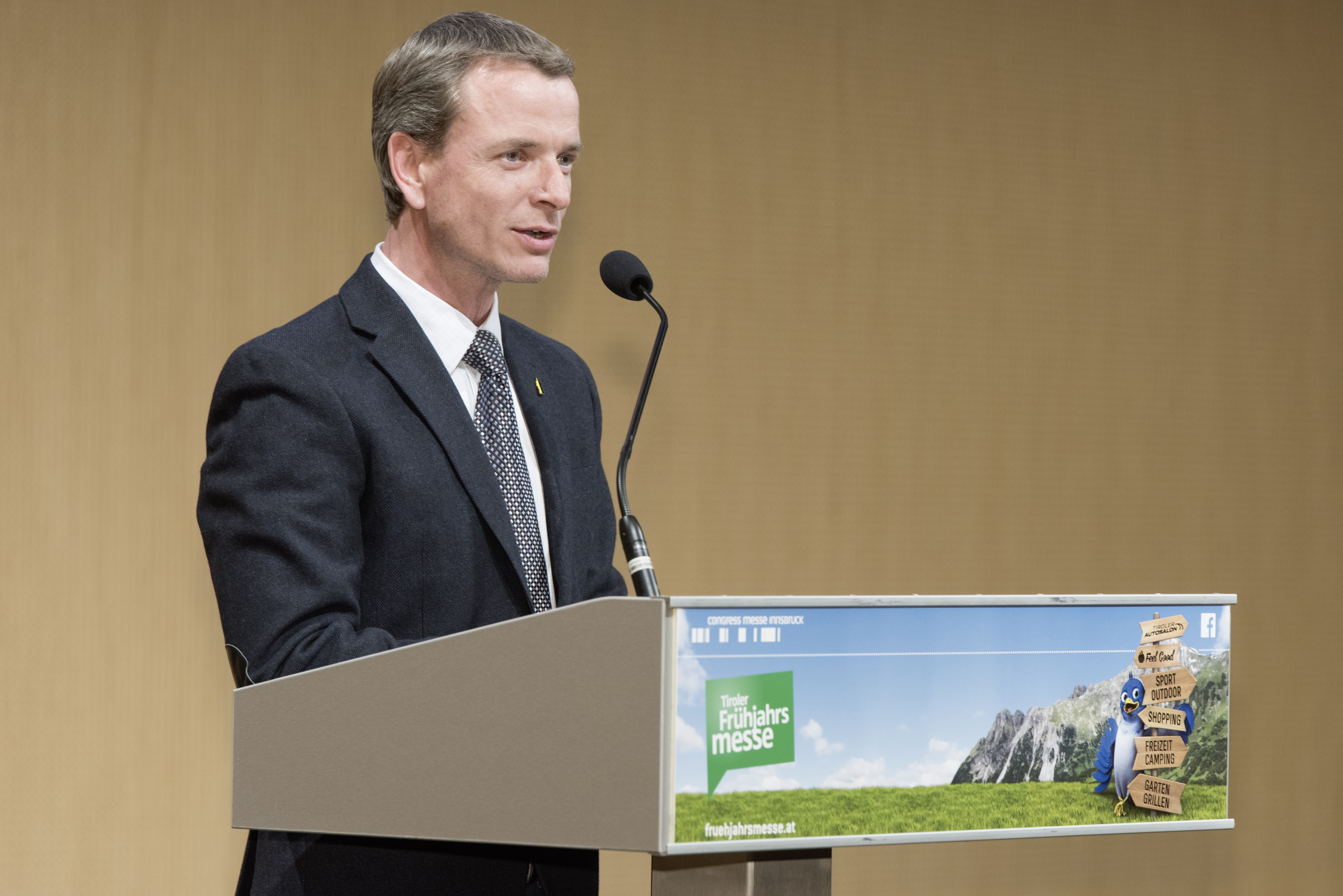 Bei der Eröffnung der Innsbrucker Ferienmesse machte sich Vizebürgermeister Christoph Kaufmann nach einleitenden Grußworten selbst ein Bild vom Angebot in den Messehallen.