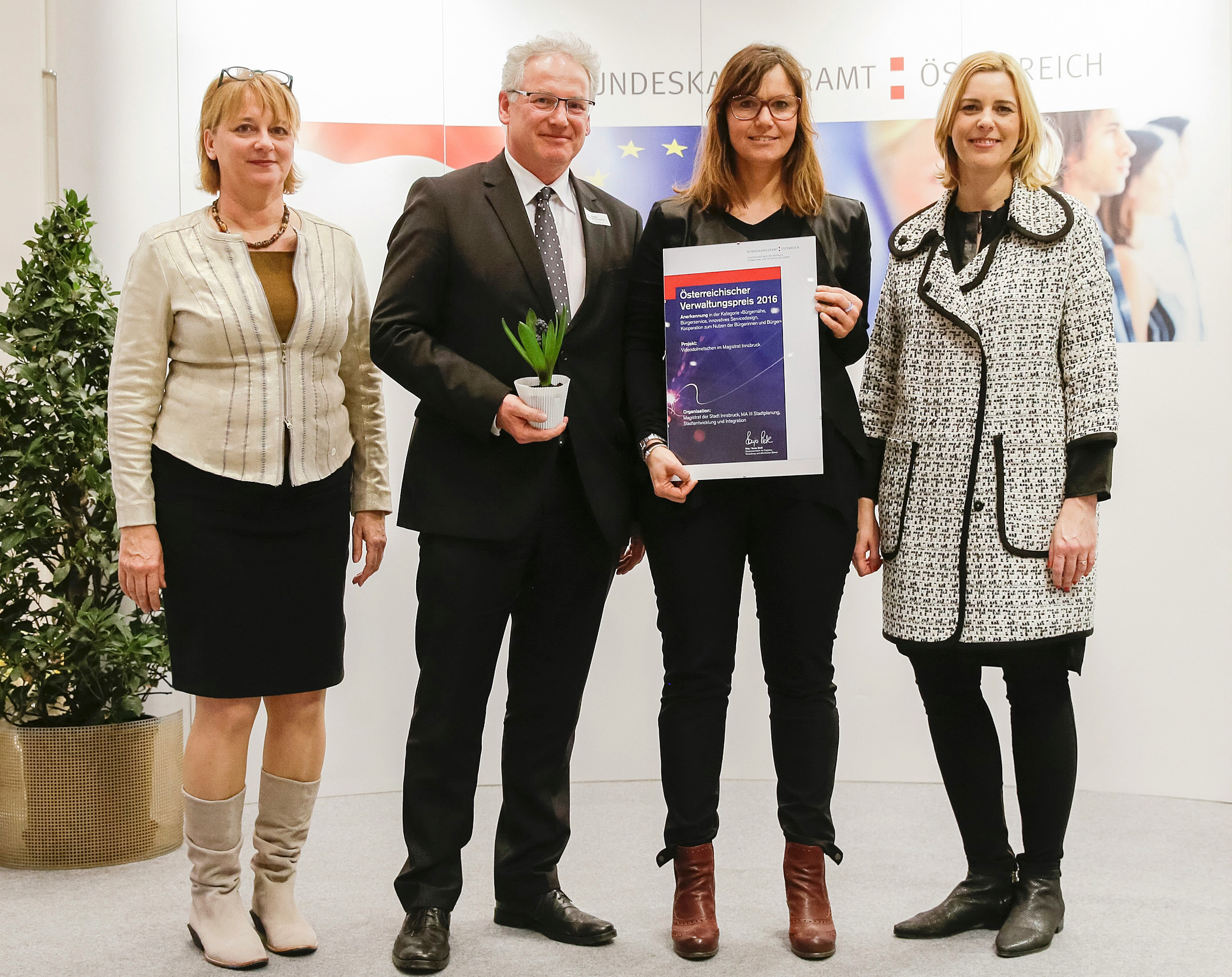 Magistratsdirektor Bernhard Holas und Projektverantwortliche Nicola Köfler (2.v.r.) zeigten sich erfreut über die Auszeichnung, die sie von Staatssekretärin Sonja Steßl (r.) und Sandra Kastenmeier (Mitarbeiterin des Bundeskanzleramts, l.) überreicht bekamen.