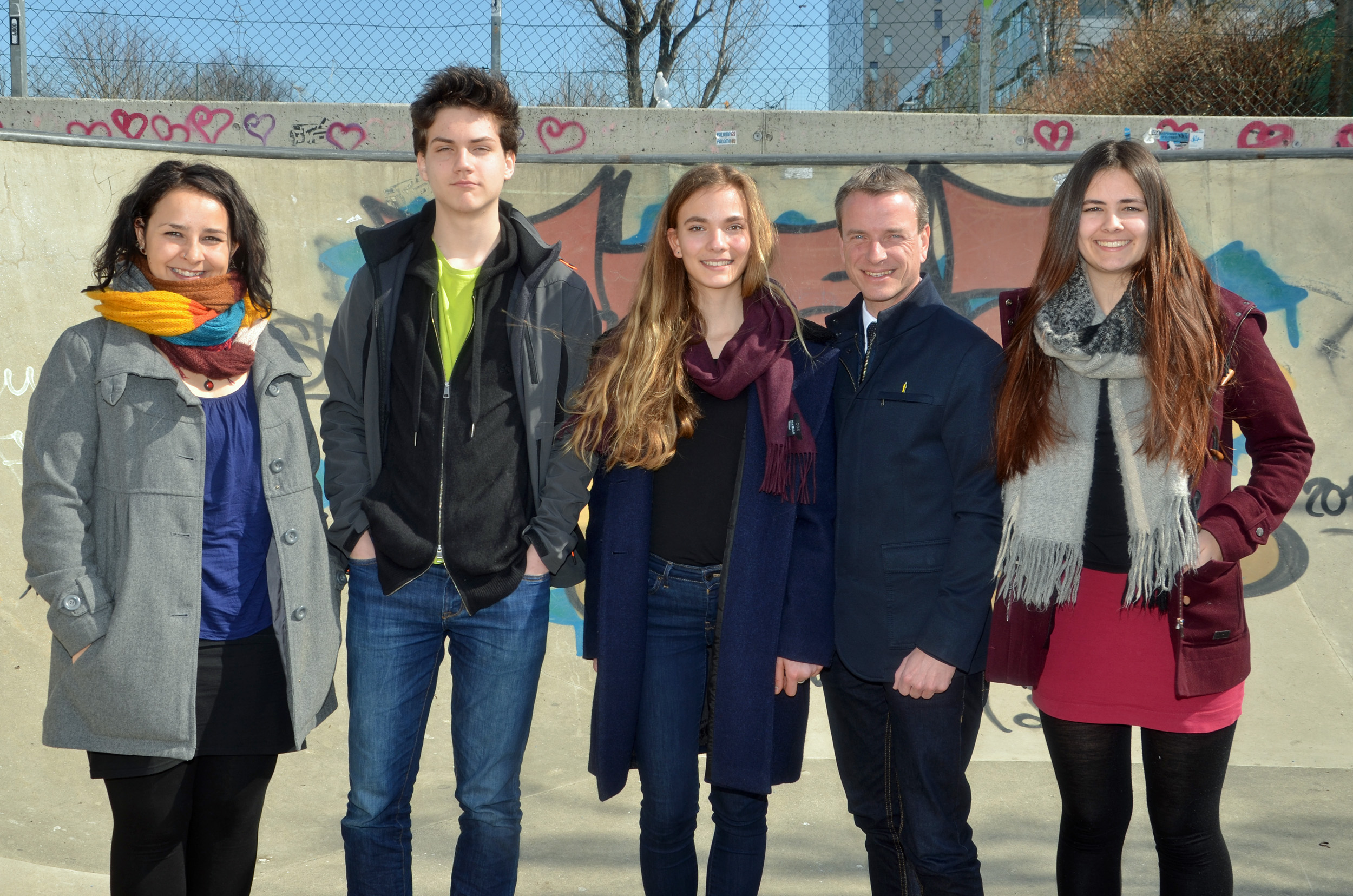 Vizebürgermeisterin Kaufmann (2.v.r.) und Projektleiterin Meier (l.) unterstützen den Jugendrat-Vorstand, Quehenberger, Grunicke und Werlberger (r.).