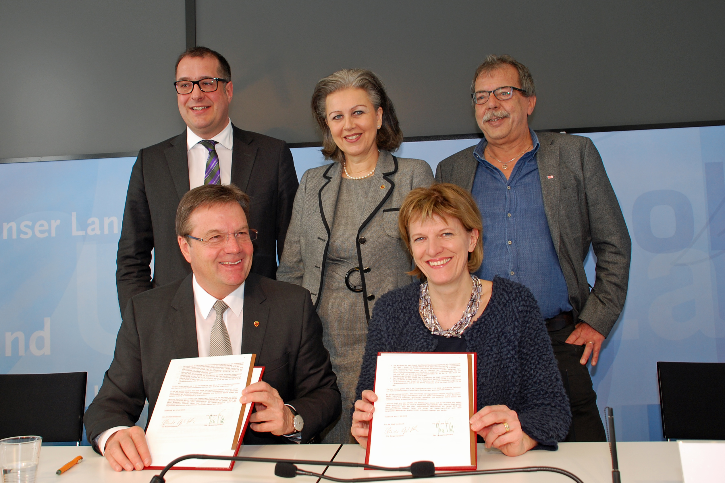 Landeshauptmann Günther Platter und Innsbruck Bürgermeisterin Christine Oppitz-Plörer unterschreiben den „Letter of Intent“ zum Tirol-Haus. 2. Reihe v.li. Stadtrat Franz X. Gruber, Landesrätin Patrizia Zoller-Frischauf und Stadtrat Gerhard Fritz.