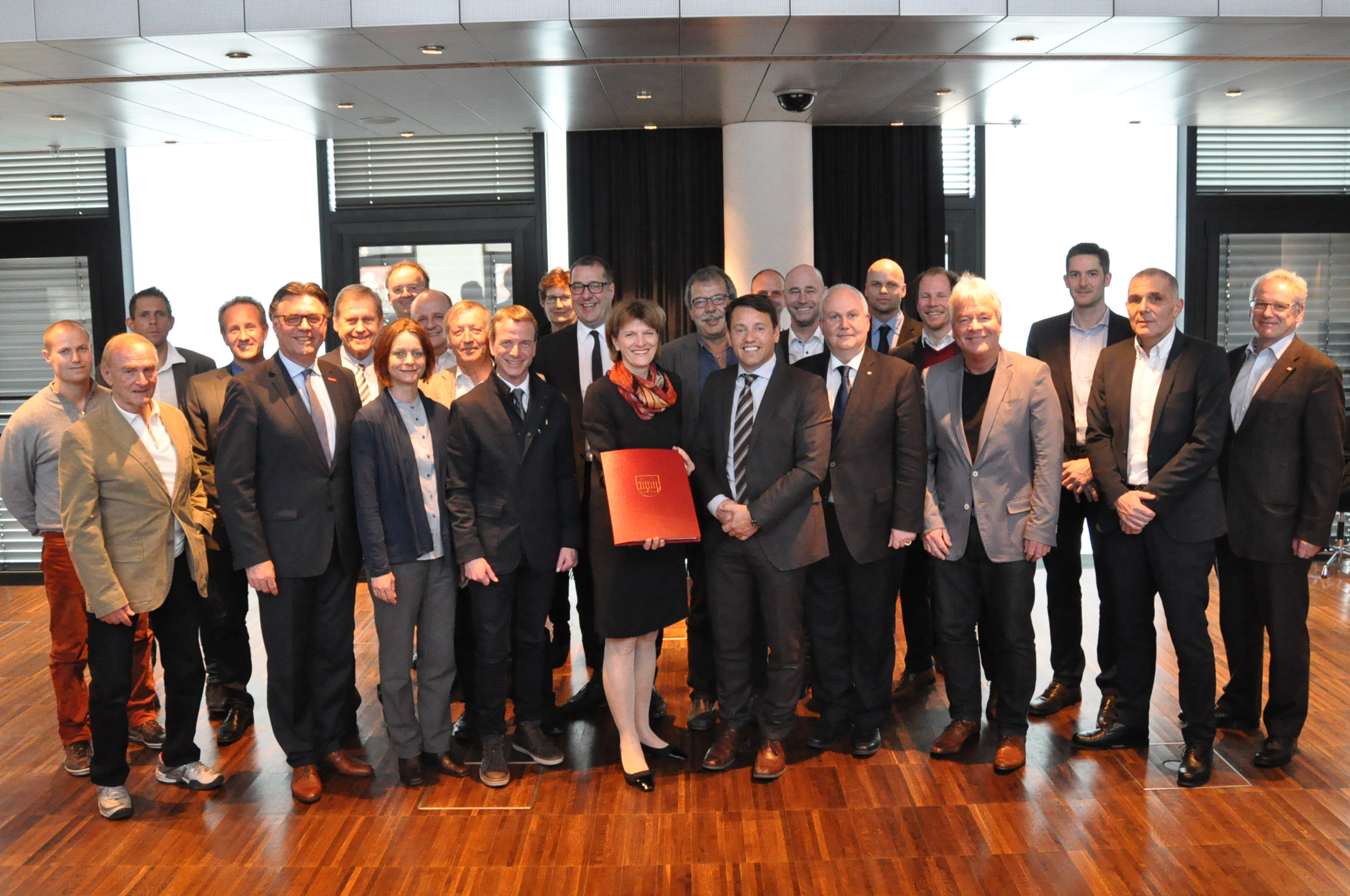 Die Stadtregierung rund um Bürgermeisterin Christine Oppitz-Plörer, sowie die VertreterInnen der IIG, der Verbände und Vereine und die im Magistrat verantwortlichen Ämter zeigten sich bei der Vertragsunterzeichnung erfreut über das Erreichen des nächsten Meilensteins.