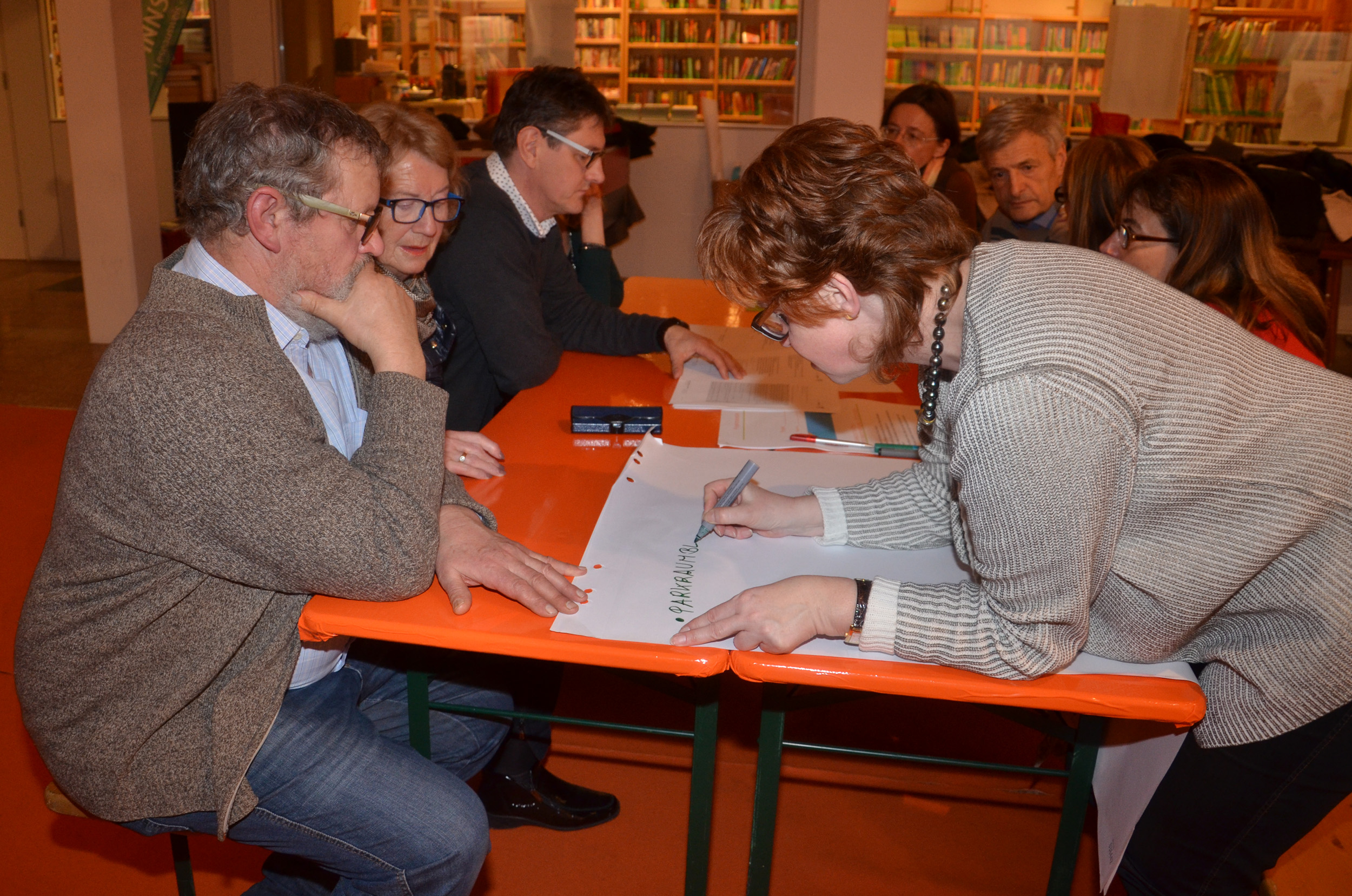 Bei der Abschlussveranstaltung zum Begleitprozess vernetzten sich die MühlauerInnen.