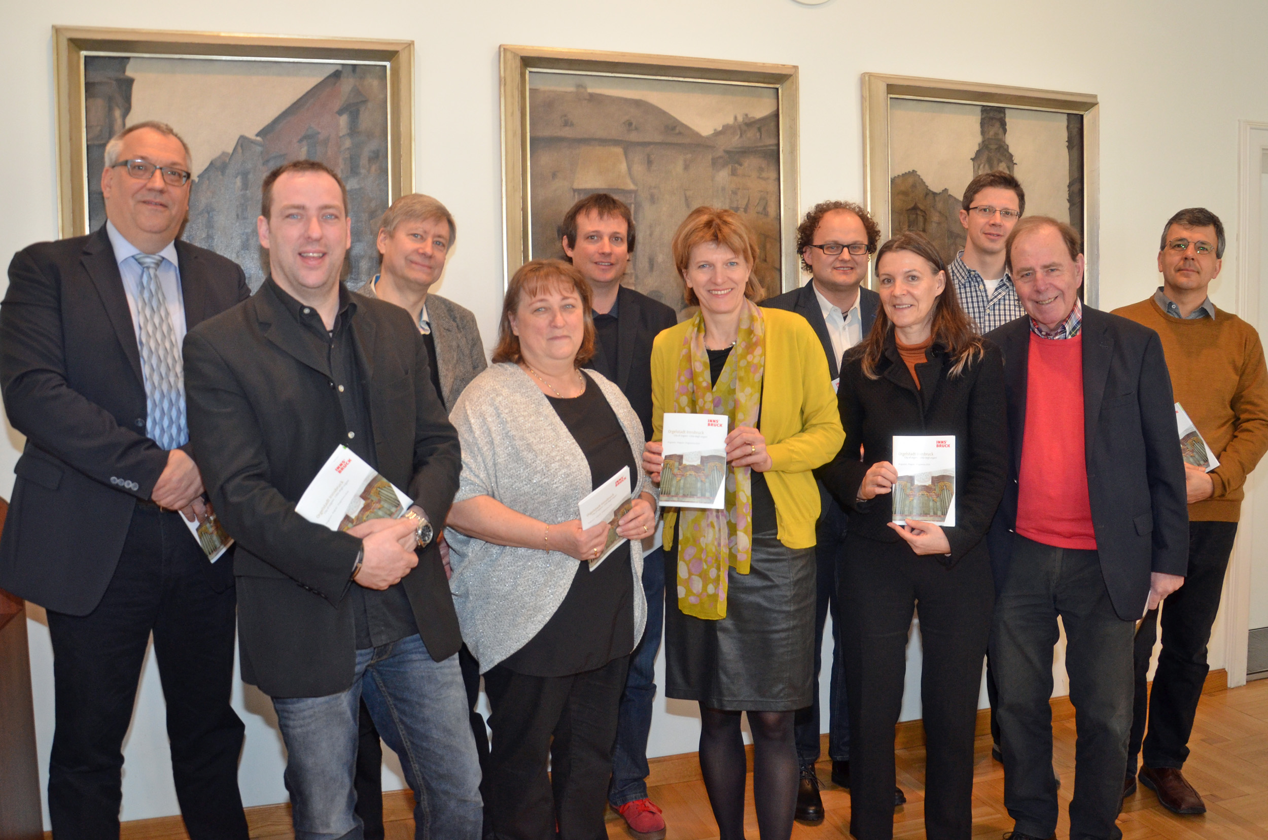 Die VeranstalterInnen präsentierten mit Bürgermeisterin Oppitz-Plörer (M.) und Kulturamtsleiterin Maria-Luise Mayr (4.v.r.) das neue Programm.