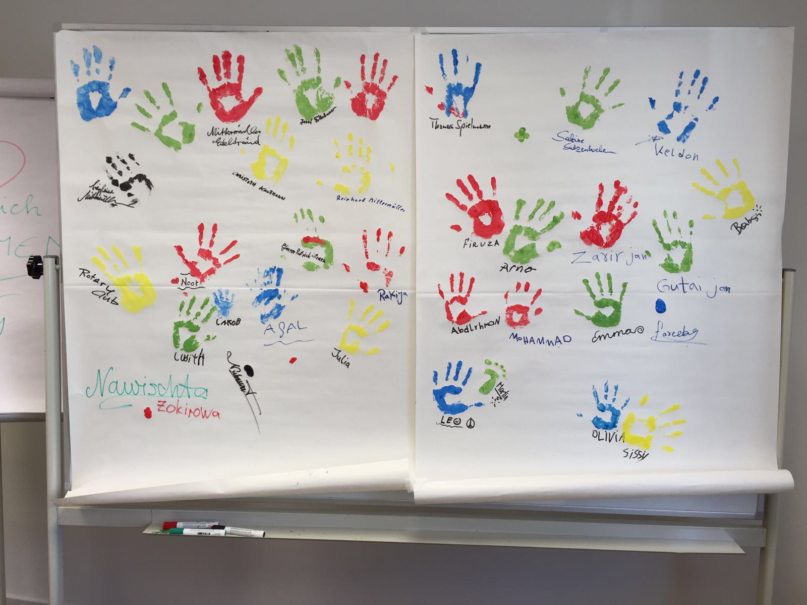 Vizebürgermeister Christoph Kaufmann bei der Eröffnung des Mehrzweckraumes im Flüchtlingsheim Trappschlössl in Amras. Er bedankte sich bei den zahlreichen ehrenamtlichen MitarbeiterInnen und dem Verein "Freundeskreis Flüchtlinge Amras" für ihr Engagement im Sinne der Menschlichkeit. Der neusanierte Raum wird für Deutschkurse, Mutter-Kind Treffen, Spieletreffs usw. verwendet werden.