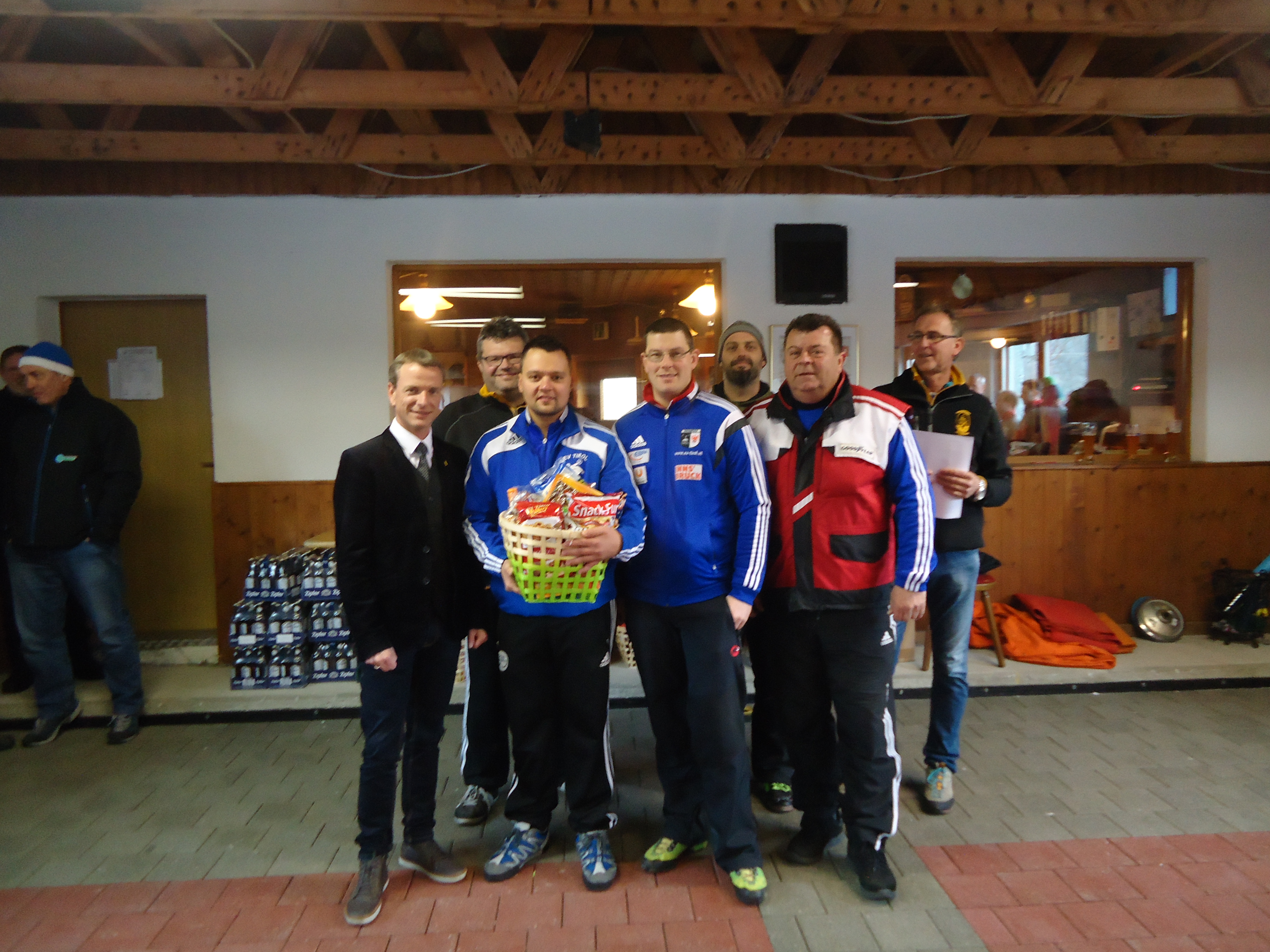 Vizebürgermeister und Sportreferent Christoph Kaufmann bei der Siegerehrung „Stocksport Herrenturnier“ auf der SVO-Stockbahn im Olympischen Dorf. Am Turnier nahmen 21 Mannschaften aus ganz Tirol teil. Ein herzliches Dankeschön an Obmann Andreas Sint und sein Team für das gelungene Turnier.