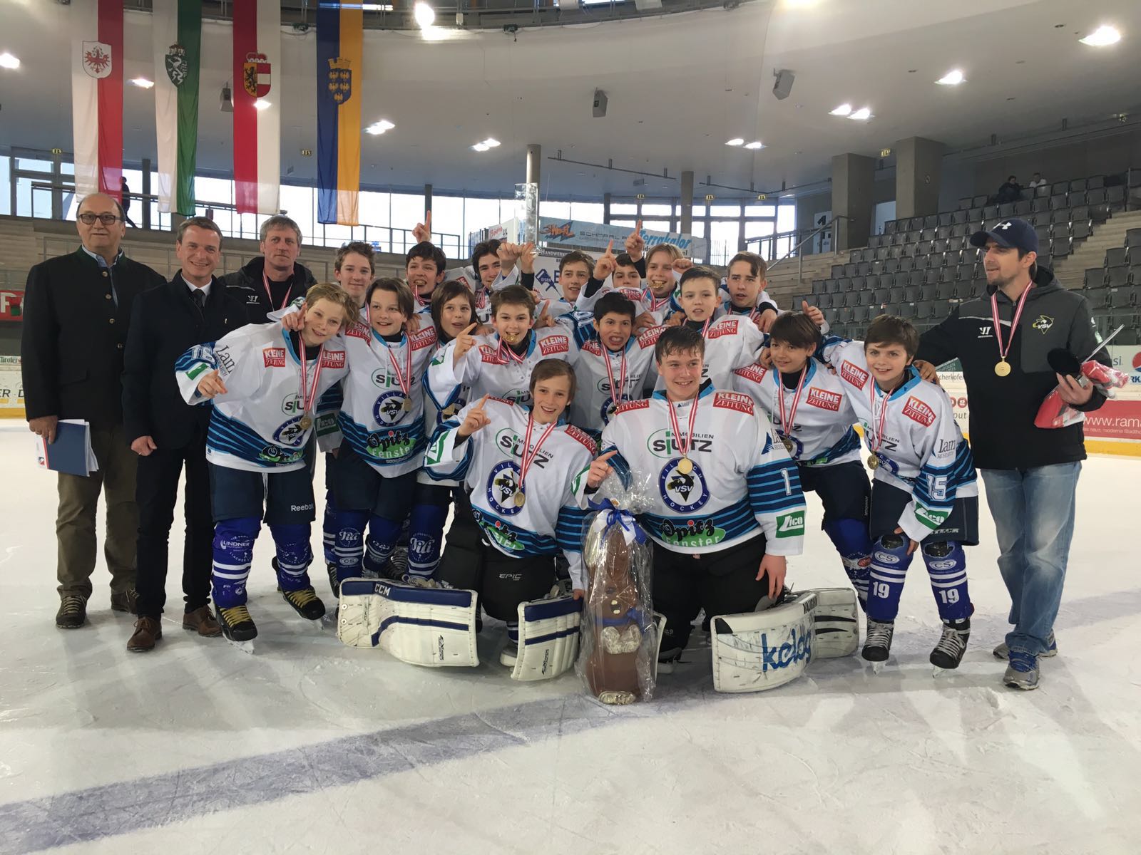 Sportreferent Vizebürgermeister Christoph Kaufmann führte gemeinsam mit dem Präsidenten des Tiroler Eishockeyverbandes Peter Schramm und HCI Vorstandsmitglied Kurt Mitterer die Siegerehrung beim U14 Finalturnier in der Tiroler Wasserkraft Arena durch. Turniersieger wurde der VSV (Villach) vor dem KAC (Klagenfurt).