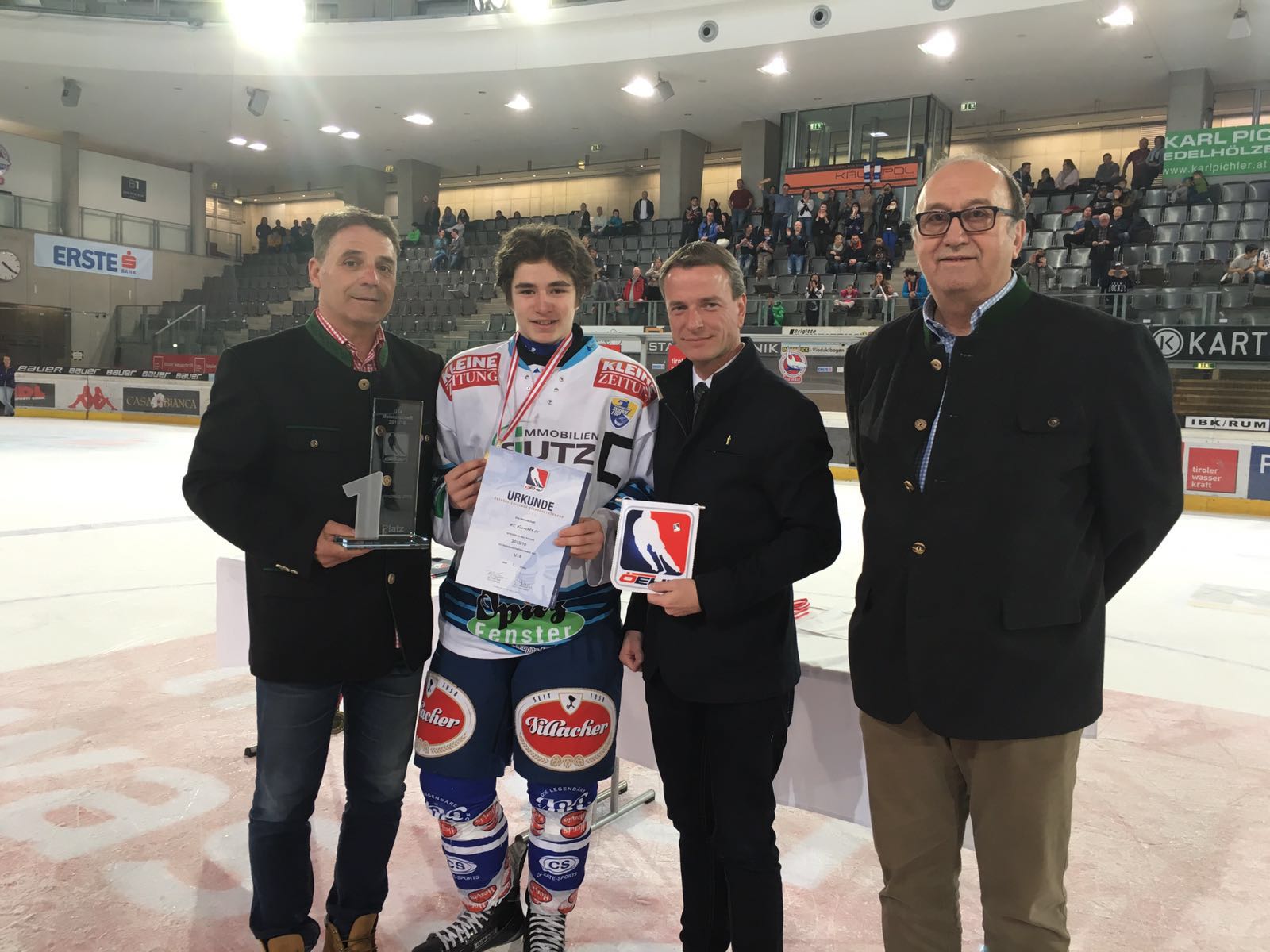 Sportreferent Vizebürgermeister Christoph Kaufmann führte gemeinsam mit dem Präsidenten des Tiroler Eishockeyverbandes Peter Schramm und HCI Vorstandsmitglied Kurt Mitterer die Siegerehrung beim U14 Finalturnier in der Tiroler Wasserkraft Arena durch. Turniersieger wurde der VSV (Villach) vor dem KAC (Klagenfurt).