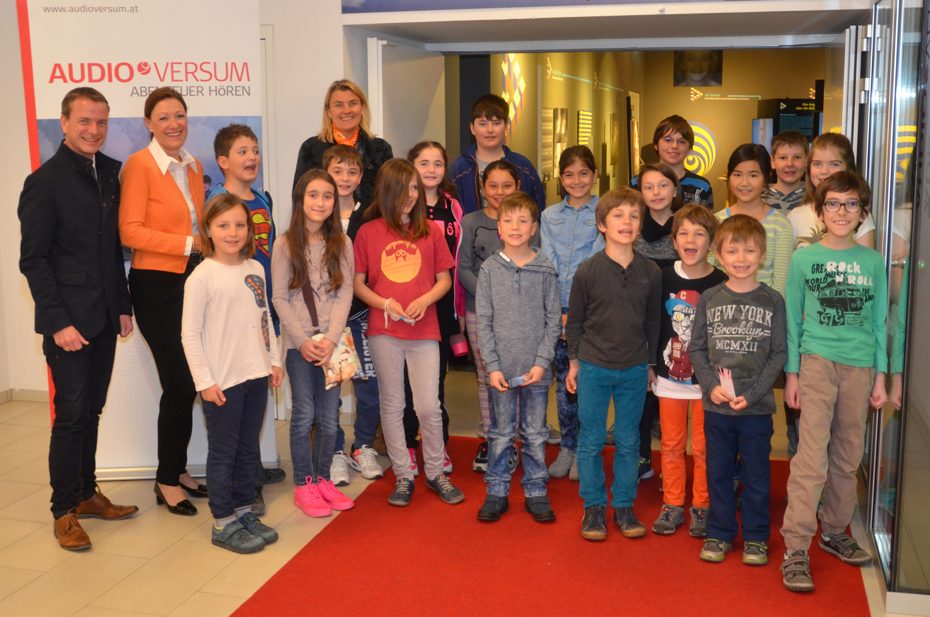 Vizebürgermeister Christoph Kaufmann, Audioversum Direktorin Christina Beste, Referatsleiterin Birgit Hofbauer (v.l.) sowie die Kinder waren von der spannenden Ferienzug-Veranstaltung zum Thema „Illusionen“ begeistert.