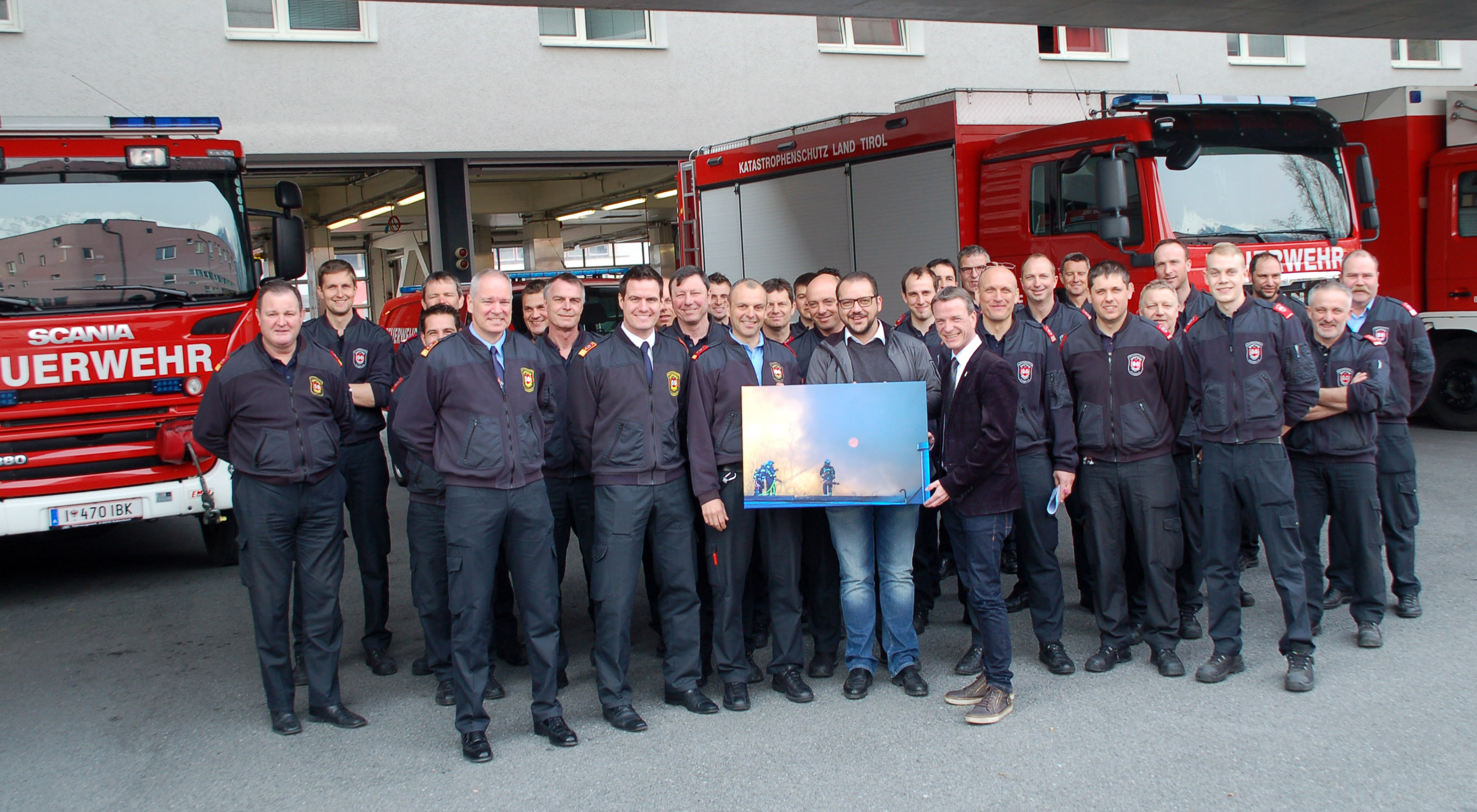 Als Erinnerung an den Großbrand bei der Firma PKE in Wilten Mitte April überbrachten Feuerwehrreferent Vizebürgermeister Christoph Kaufmann und der Fotograf Daniel Liebl (zeitungsfoto.at) ein Erinnerungsfoto für den gelungenen Brandeinsatz der Berufsfeuerwehr Innsbruck sowie der Freiwilligen Feuerwehren Amras, Hötting, Mühlau und Wilten.