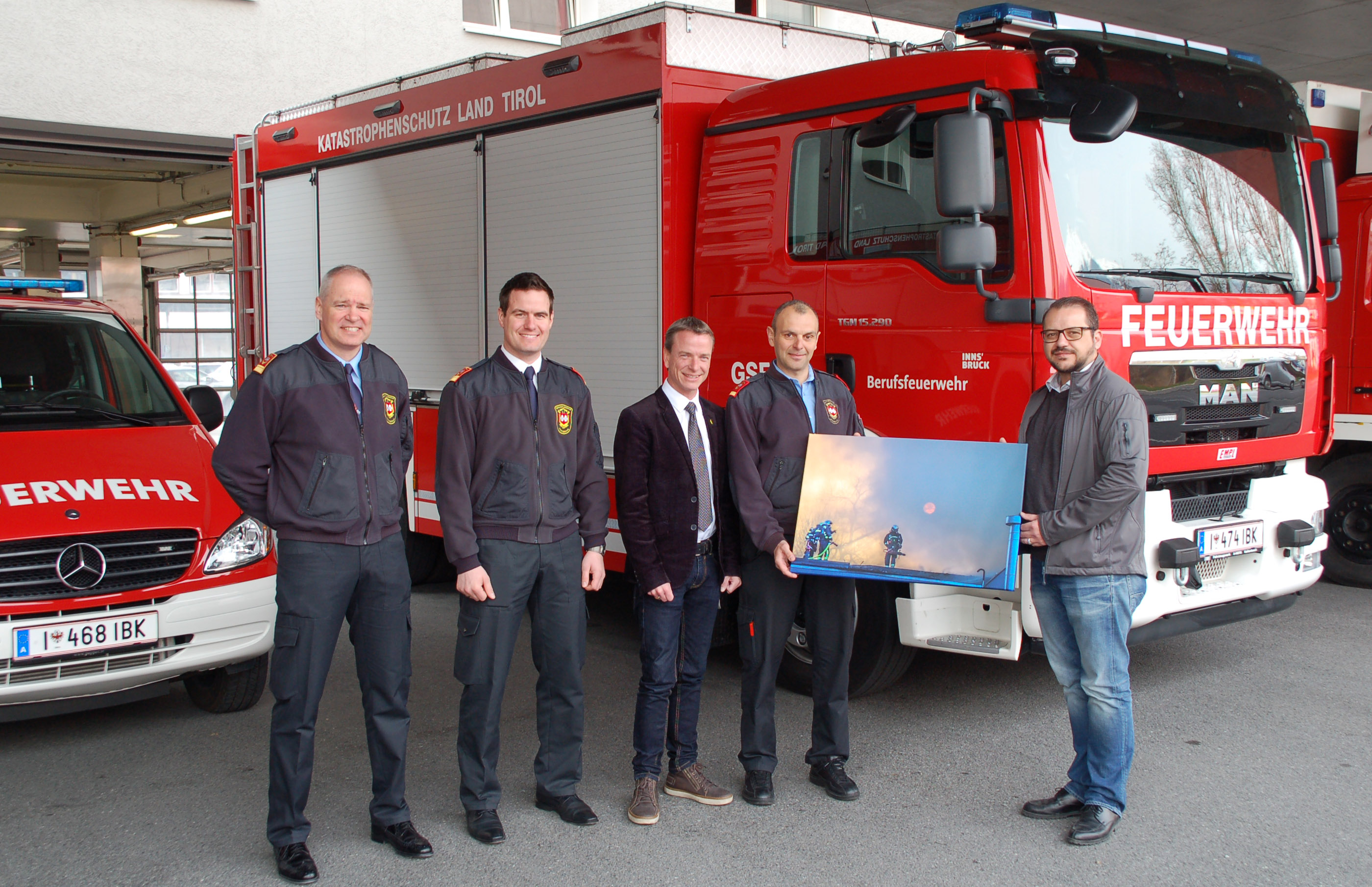 Als Erinnerung an den Großbrand bei der Firma PKE in Wilten Mitte April überbrachten Feuerwehrreferent Vizebürgermeister Christoph Kaufmann und der Fotograf Daniel Liebl (zeitungsfoto.at) ein Erinnerungsfoto für den gelungenen Brandeinsatz der Berufsfeuerwehr Innsbruck sowie der Freiwilligen Feuerwehren Amras, Hötting, Mühlau und Wilten.