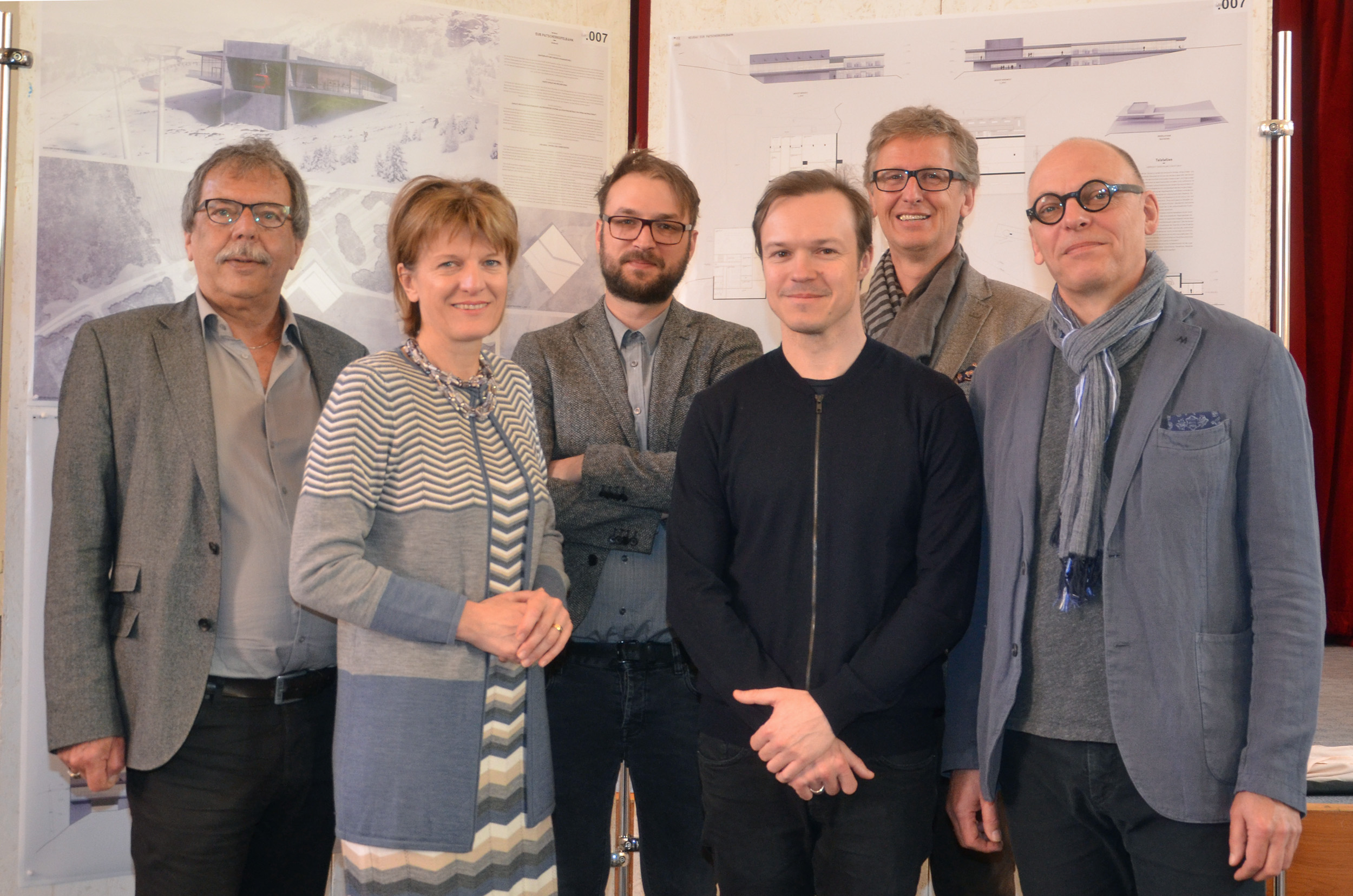 Bürgermeisterin Christine Oppitz-Plörer und Stadtrat Gerhard Fritz (l.) präsentierten mit den beiden Architekten Sven Matt und Markus Innauer sowie Thomas Scheiber und Martin Baltes (v.l.) das Siegerprojekt für die Patscherkofelbahn.