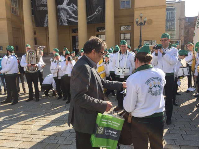 Am Ostermontag trat die Marching-Band Sint-Stanislas-speelschaaar, bestehend aus mehreren Musikschulen aus Flandern, im Rahmen ihrer Österreich-Tournee in Innsbruck auf dem Platz vor dem Landestheater auf. Planungs- und Integrationsstadrat Gerhard Fritz begrüßte die jungen MusikerInnen mit einem Zitat des Dirigenten Sir Roger Norrington aus einer Last Night of the Proms: "Musik bringt uns zusammen, vereint uns." Gerade in diesen Tagen stehe Innsbruck an der Seite der Menschen in Belgien: "Wir lassen uns von den Terroristen nicht unterkriegen. Wir machen weiter: wir singen tanzen, musizieren und leben unter normales Leben in einer friedlichen offenen Gesellschaft." Die Belgischen Gäste freuten sich über einen alpin-urbanen Rucksack mit regionalen Schmankerln und revanchierten sich mit Mitbringseln aus ihrer Heimatstadt für die Bürgermeisterin und mit einem fulminanten Konzert.