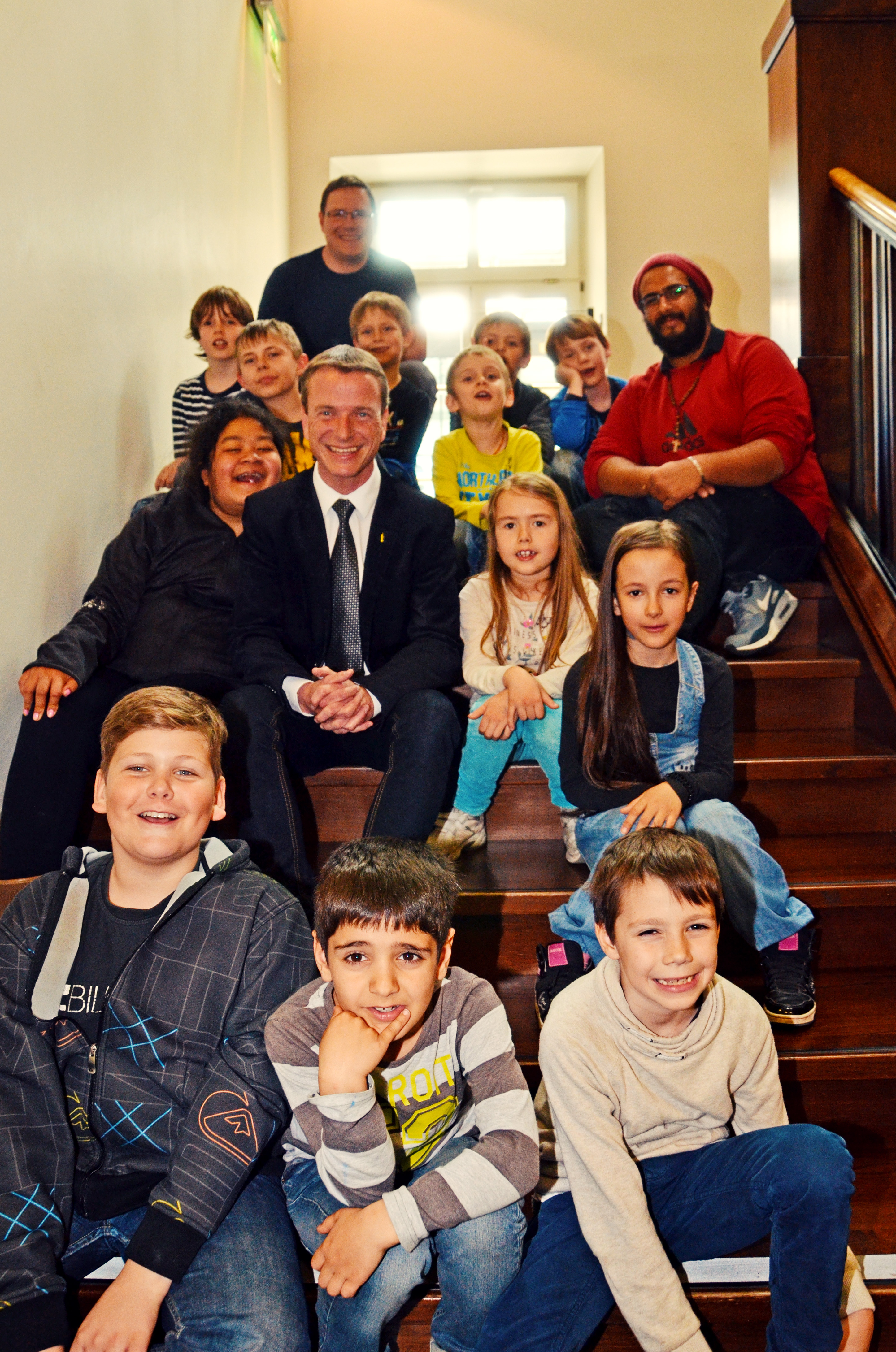 Die Kinder des Schülerhorts Hötting-West erkundeten Ende März das Rathaus. Nach einer Führung erzählte ihnen Vizebürgermeister Christoph Kaufmann (Bildmitte) von der täglichen Arbeit von PolitikerInnen. Die SchülerInnen wurden von zwei Betreuern begleitet.