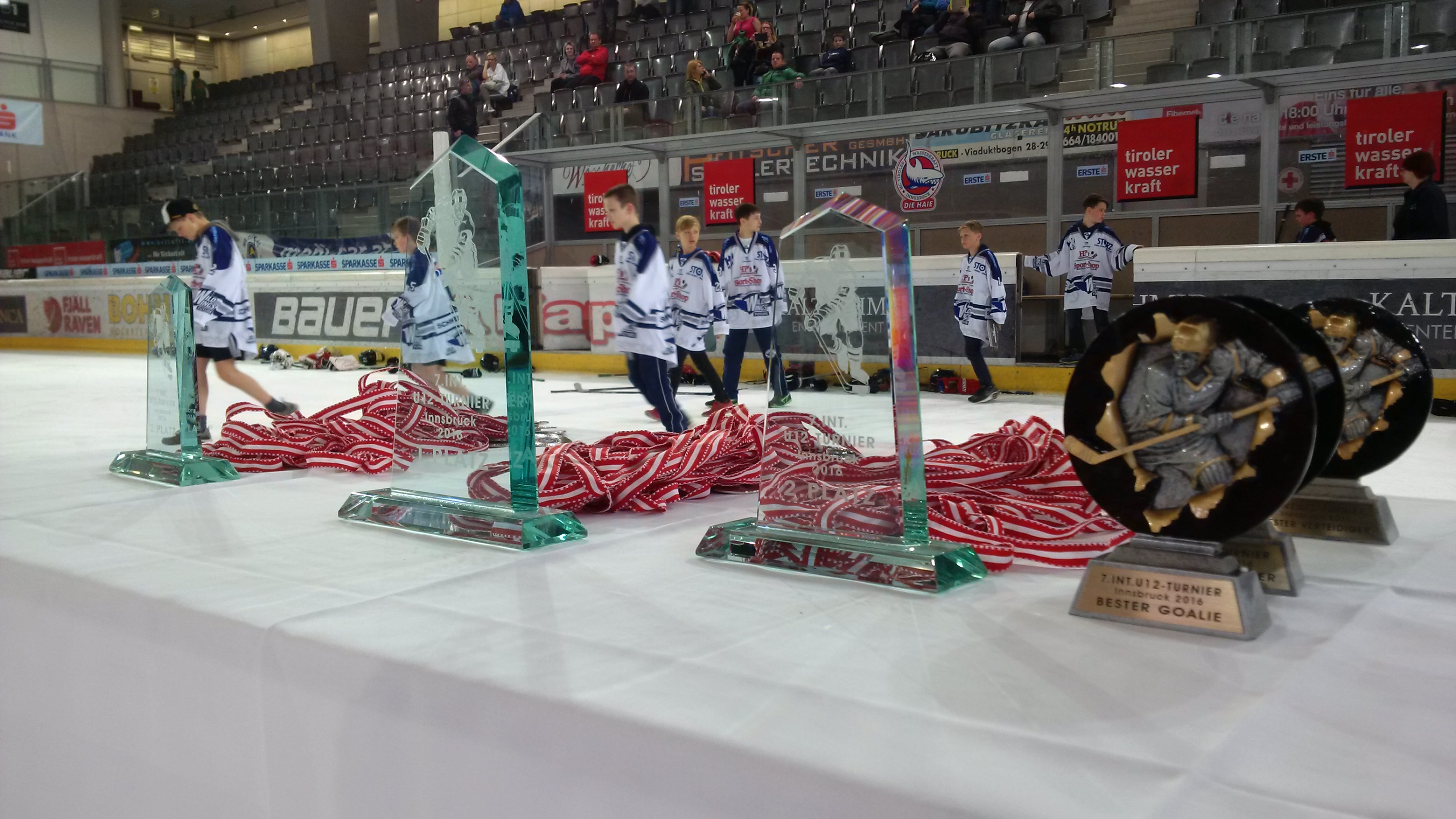 Vizebürgermeister und Sportreferent Christoph Kaufmann gratulierte bei der Medaillenübergabe des internationalen U12-Eishockeyturniers in der Tiroler Wasserkraft Arena den jungen Eishockeytalenten. Veranstaltet wurde das Turnier vom HCI.