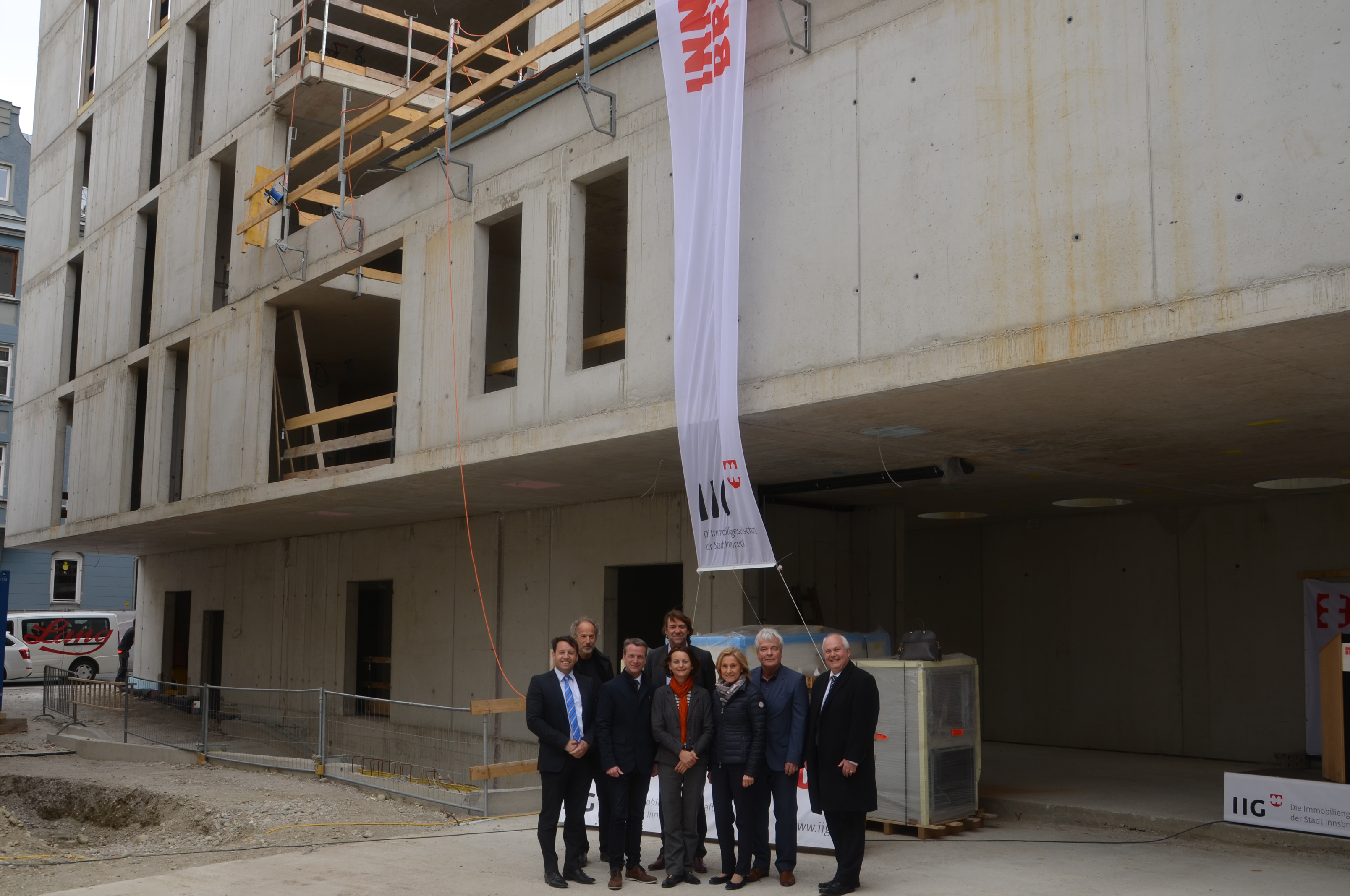 VertreterInnen der Innsbrucker Stadtregierung und des Gemeinderats, der IIG, der Baufirma sowie der Architekt zeigten sich bei der Firstfeier in der Liebeneggstraße über den Projektfortschritt erfreut.