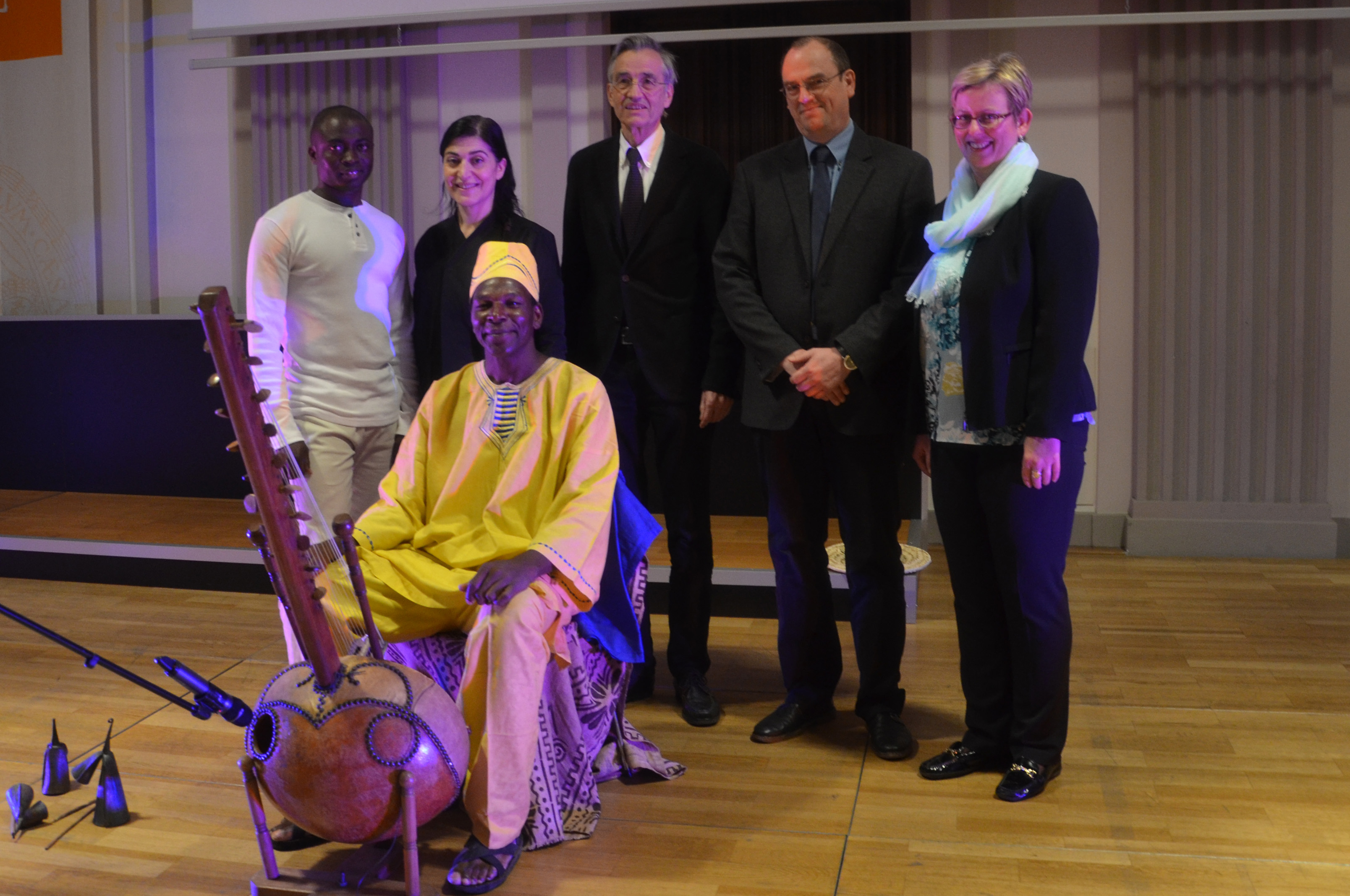 Hießen den aus dem Togo stammenden Künstler Roger Atikpo (vorne Mitte) herzlich in Innsbruck willkommen (v.l.): Mitorganisator Koku G. Nonoa, Gemeinderätin Patrizia Moser, Universitätsdirektor Tilmann Märk, Sebastian Donat (Dekan der Philologisch-Kulturwissenschaftlichen Fakultät) und Birgit Mertz-Baumgartner (Organisatorin).
