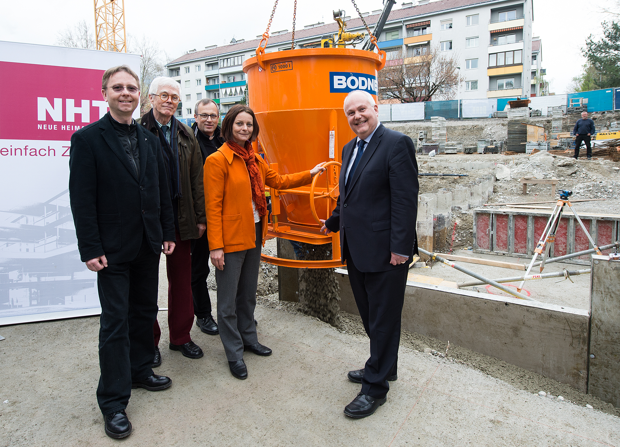 Die Neue Heimat Tirol (NHT) errichtet im Einvernehmen mit der Pfarre St. Paulus in der Innsbrucker Reichenau neben dem bereits übergebenen sozialpastoralen Zentrum St. Paulus nun den zweiten Bauabschnitt. Dieser besteht aus 70 Mietwohnungen samt Tiefgarage, einer Einheit für betreutes Wohnen sowie einem Kindergarten und einer Kinderkrippe. Bei der Spatenstichfeier von links: Paul Kneußl ( Pfarrer St. Paulus) Klaus Lugger (Geschäftsführer NHT), Jakob Bürgler (Diözesanadministrator), Vizebürgermeisterin Sonja Pitscheider und Stadtrat Andreas Wanker.