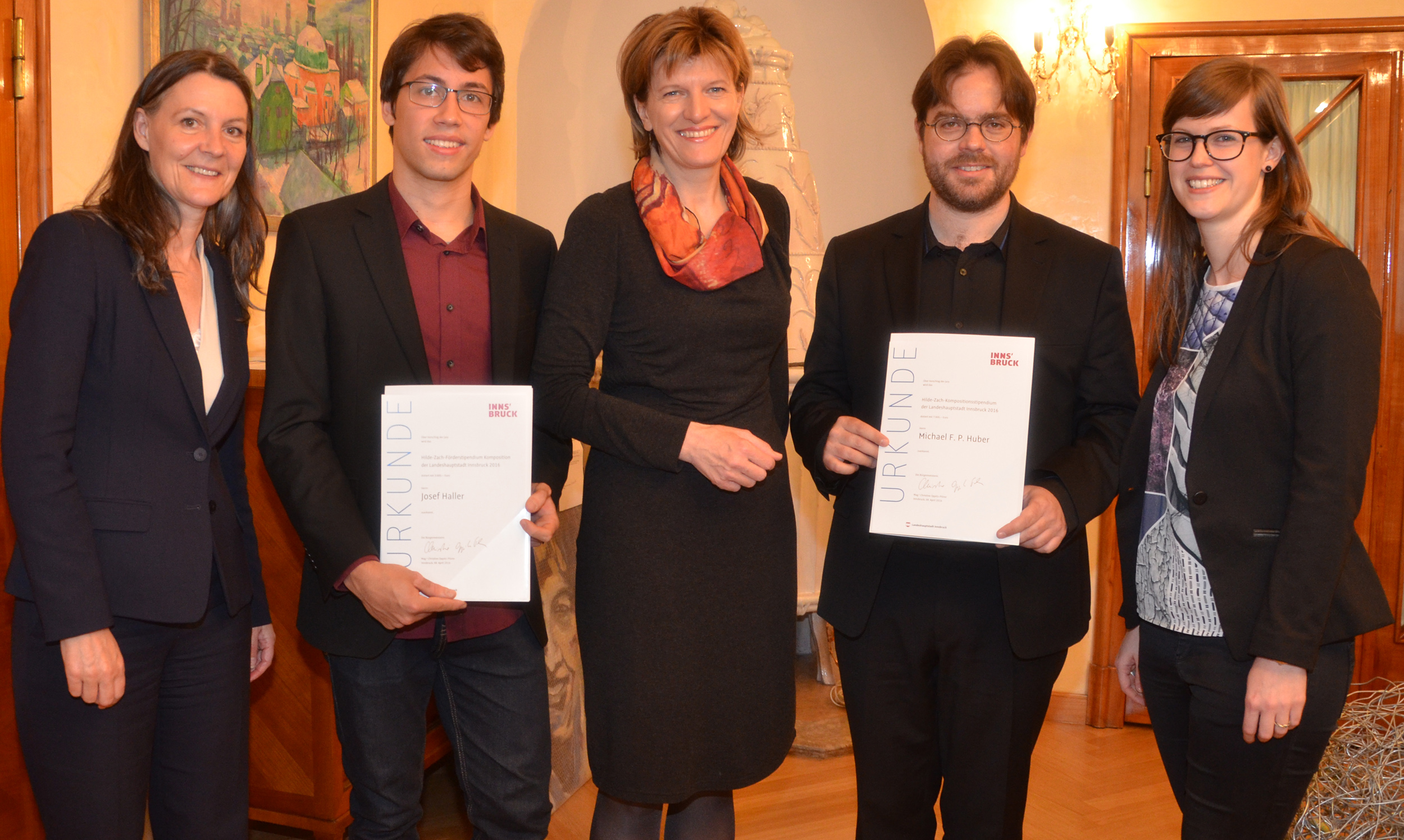 Bürgermeisterin Christine Oppitz-Plörer (M.) übergab mit Kulturamtsleiterin Maria-Luise-Mayr (l.) und Elisabeth Bacher die Stipendien an Josef Haller (2.v.l.) und Michael F. P. Huber.