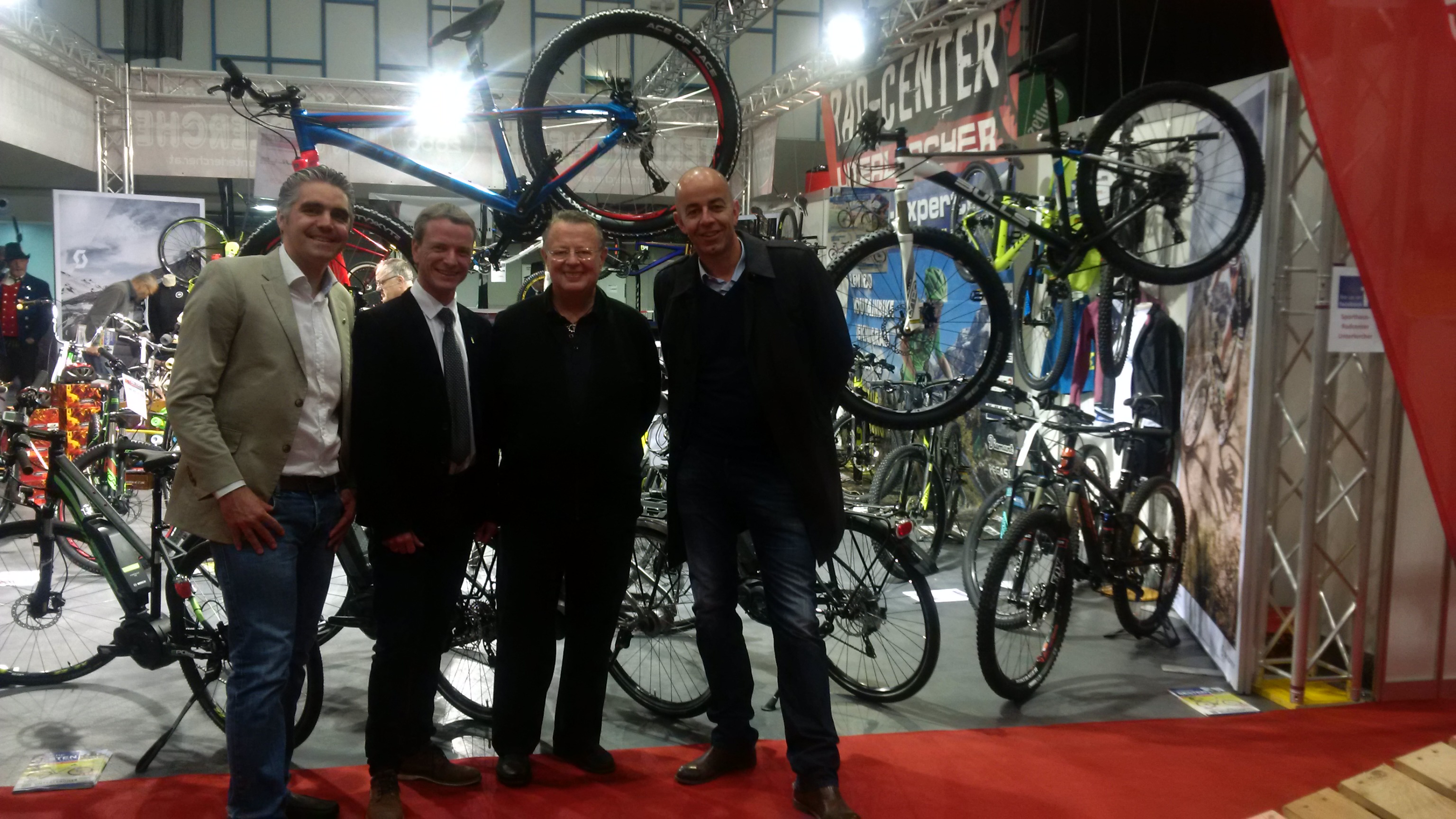 Feierliche Eröffnung der VELO Tirol - die größte Fahradfachmesse Westösterreichs - gemeinsam mit Vizebürgermeister und Sportreferent Christoph Kaufmann, dem Präsidenten des Tiroler Radsportverbandes Harald Baumann, Alp-Events Geschäftsführer Dr. Georg Hetzenauer und TT Marketingleiter Norbert Adlassnigg.