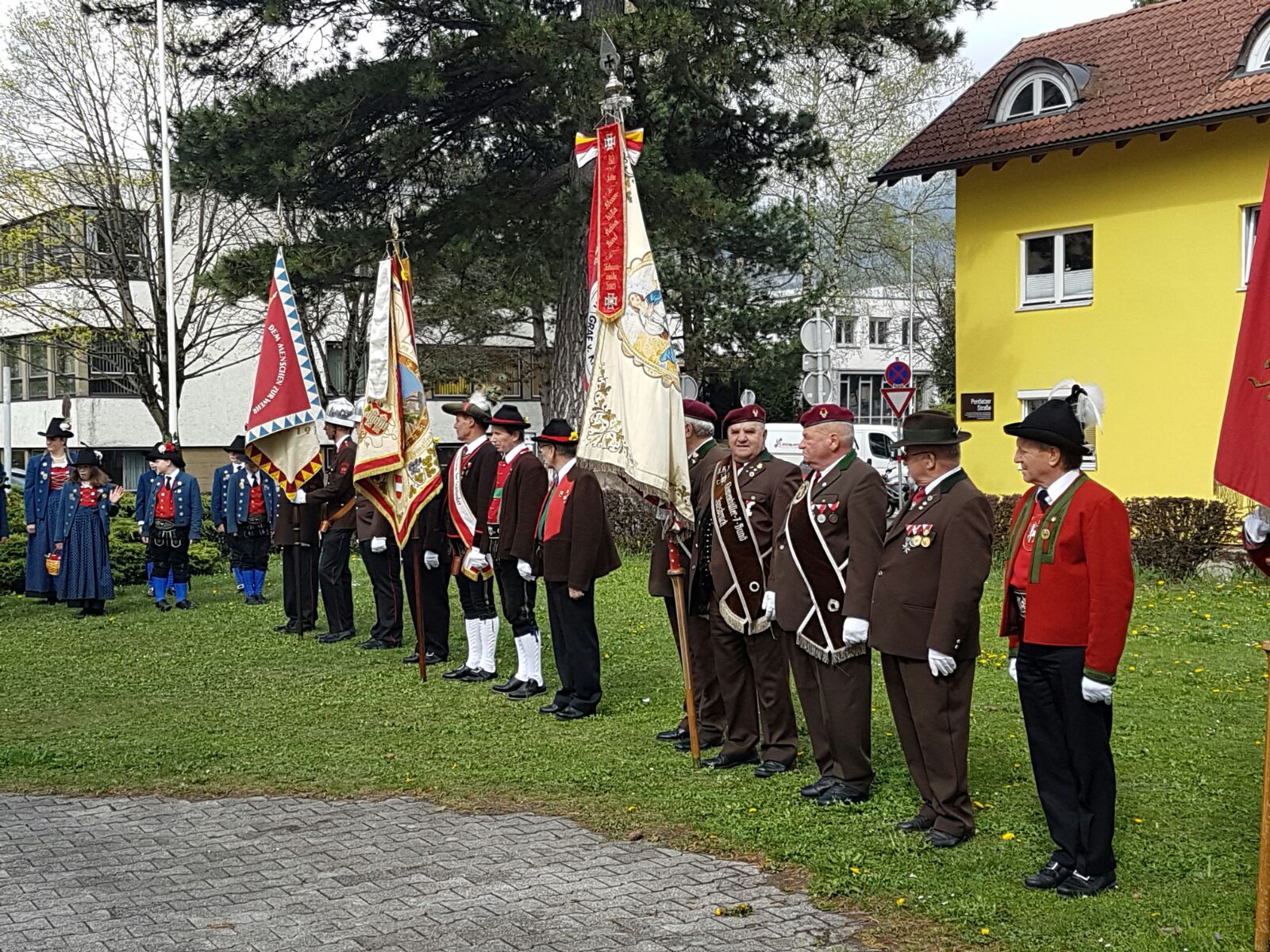 Vizebürgermeister Christoph Kaufmann bei der Fahnenweihe der Speckbacher Schützenkompanie Alter Schießstand. Als Fahnenpatinnen fungierten Christa Dag und Brigitte Kaufmann. Die Schützenfahne aus dem Jahr 1970 musste grundlegend saniert werden. Gemeinsam mit Abordnungen der Schützenkompanie Bozen, Schützenkompanie Rovereto, der Bataillonsstandarte und Abordnungen der Vereine aus dem Stadtteil Olympisches Dorf/Neu Arzl wurde die Fahne im Rahmen eines Gottesdienst neu geweiht. Kaufmann dankt allen Formationen für diese tolle Ausrückung.