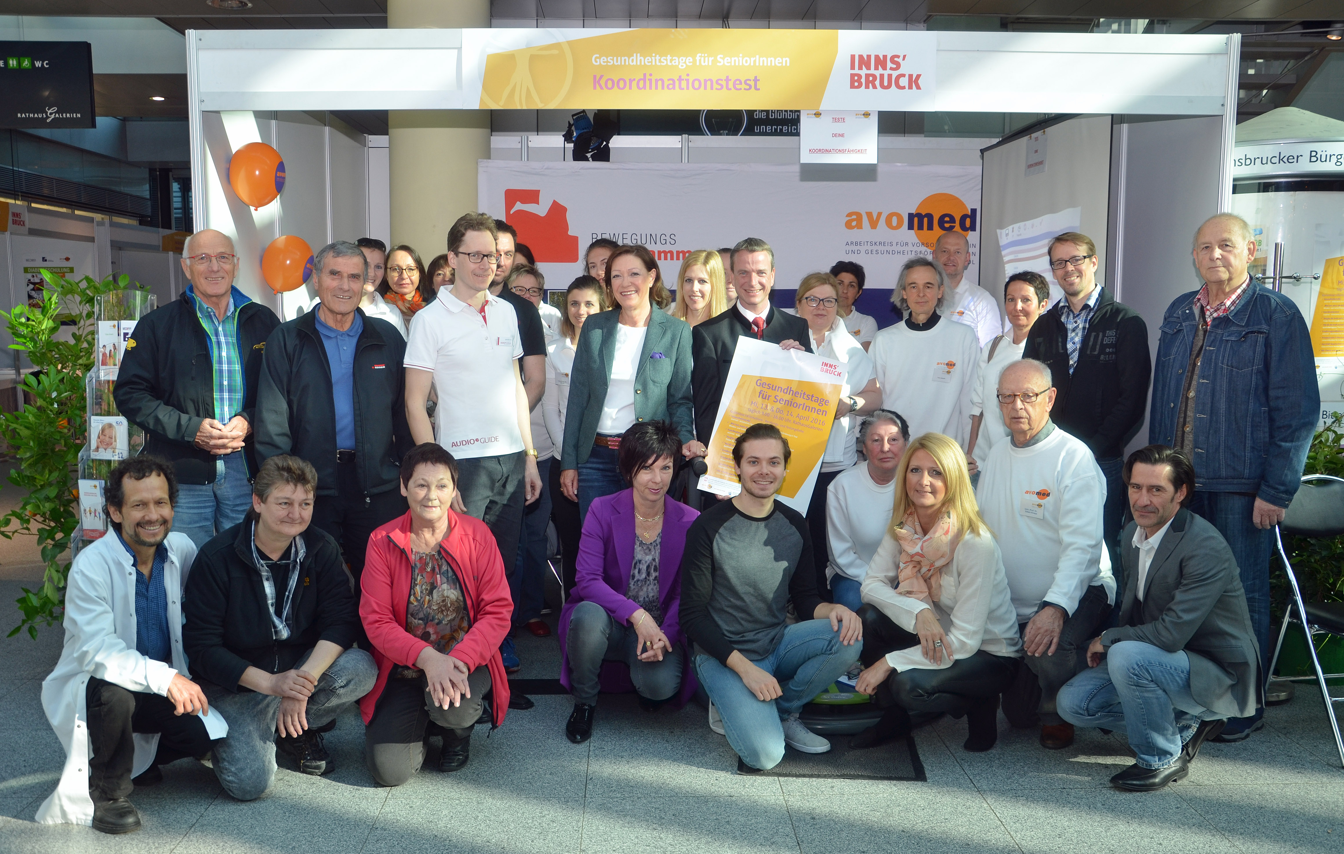 Bei der Eröffnung: Vizebürgermeister Christoph Kaufmann (M.) und Referatsleiterin Uschi Klee (kniend; M.) mit dem Team der Gesundheitstage für SeniorInnen