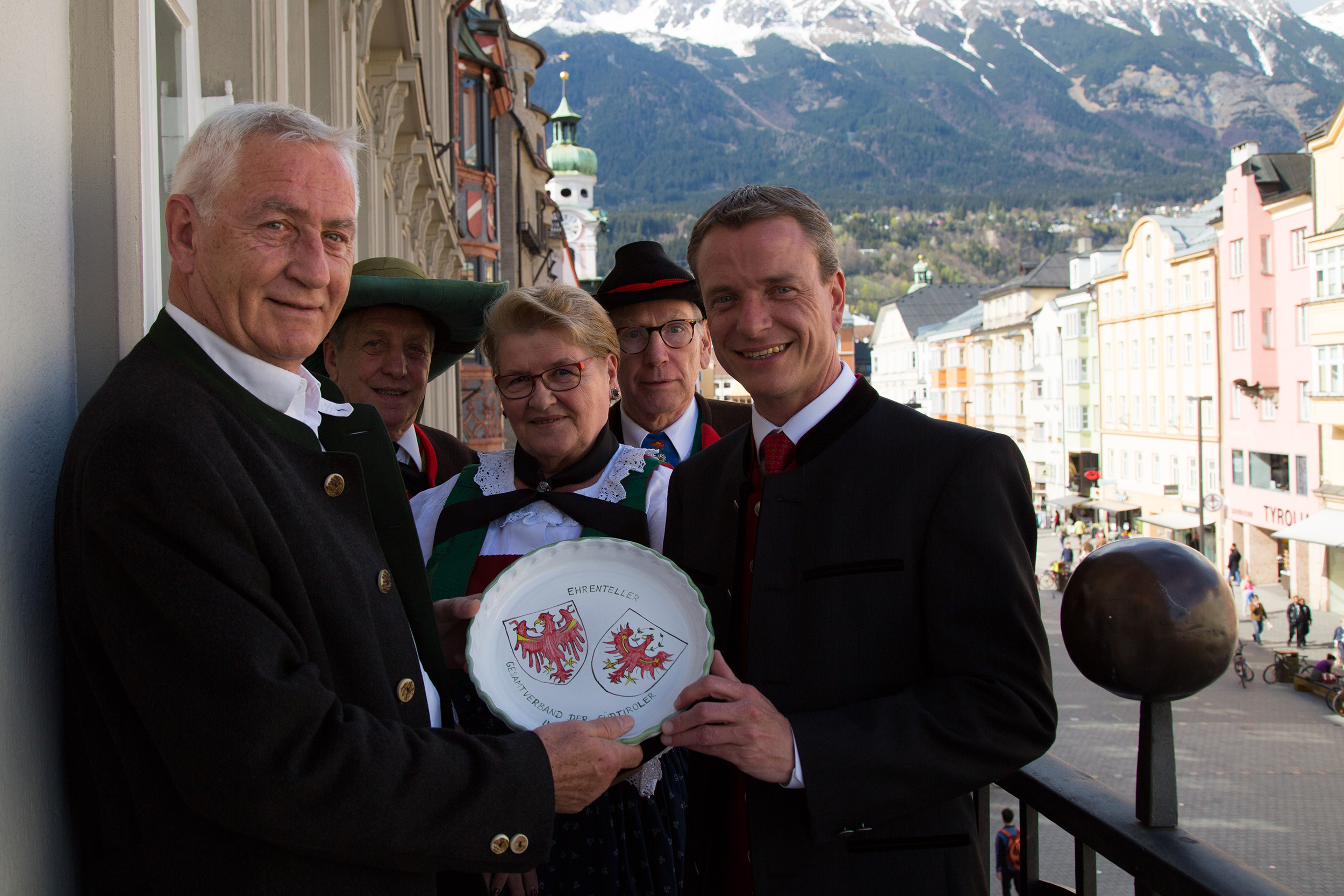 Beim traditionellen Antrittsbesuch bei Vizebürgermeister Christoph Kaufmann (r.) anlässlich des 70-Jahr-Jubiläums des Verbandes der Südtiroler in Tirol (v.l.): Präsident Helmuth Angermann (Gesamtverband der Südtiroler in Österreich), Obfrau-Stv. Mario Moser (Zweigverband Innsbruck Stadt und Land), Obfrau Heidi Thomann (Zweigverband Innsbruck Stadt und Land), Obmann Gerhard Thomann (Landesverband Tirol)
Der Gesamtverband der Südtiroler (GVS) mit Sitz in Innsbruck wurde am 6. Oktober 1946 gegründet und hat derzeit ca. 3700 Mitglieder in 7 Landesverbänden (Oberösterreich, Osttirol, Salzburg, Steiermark, Tirol, Vorarlberg und Wien) und 20 Zweigvereinen (Linz, Steyr, Wels, Bischofshofen, Hallein, Salzburg-Stadt, Graz, Leoben-Bruck, Innsbruck-Stadt, Kirchberg, Kitzbühel, Kufstein, Landeck-Zams, Reutte, Schwaz, St. Johann, Wörgl, Bregenz, Dornbirn, Feldkirch-Bludenz).
Der Verband ist laut Statuten als gemeinnütziger Verein für die Betreuung der Mitglieder und Südtiroler Landsleute in den österreichischen Bundesländern insbesondere für ehemalige Umsiedler der Jahre 1939 bis 1944 zuständig. Seit 1990 ist der GVS auch Mitglied der Arbeitsstelle für Südtiroler Heimatferne im KVW-Patronat Bozen und seither werden auch die sogenannten Südtiroler Heimatfernen mit dem Vereinsnamen „Südtiroler in der Welt“ in unsere Betreuung miteinbezogen. Das sind derzeit zusätzlich ca. 3400 Personen, die größtenteils in den 60-er Jahren Südtirol aufgrund wirtschaftlicher Probleme verlassen mußten und hier eine neue Heimat fanden. Es gibt aber auch Südtiroler Landsleute, die nur vorübergehend entweder zum Studium oder zur beruflichen Weiterbildung nach Österreich kommen und sich Hilfestellungen unsererseits erwarten dürfen.