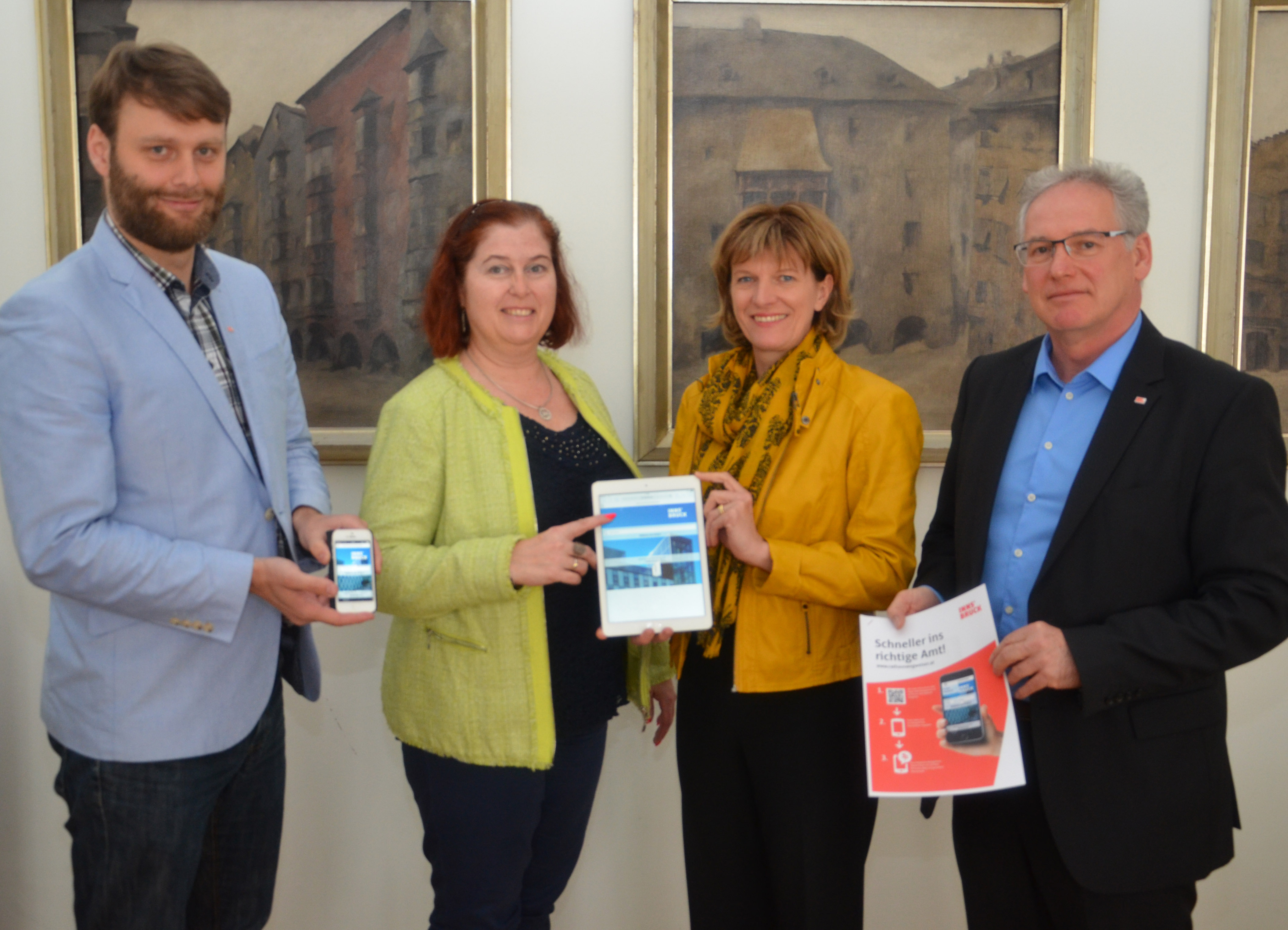 Bürgermeisterin Christine Oppitz Plörer (2.v.r.) präsentierte gemeinsam mit Magistratsdirektor Bernhard Holas (r.), Sabine Kröß-Tunner (Referatsleiterin Bürgerservice und Fundwesen, 2.v.l.) und Rene Soukopf (Referat Öffentlichkeitsarbeit, l.) den neuen Rathauswegweiser.