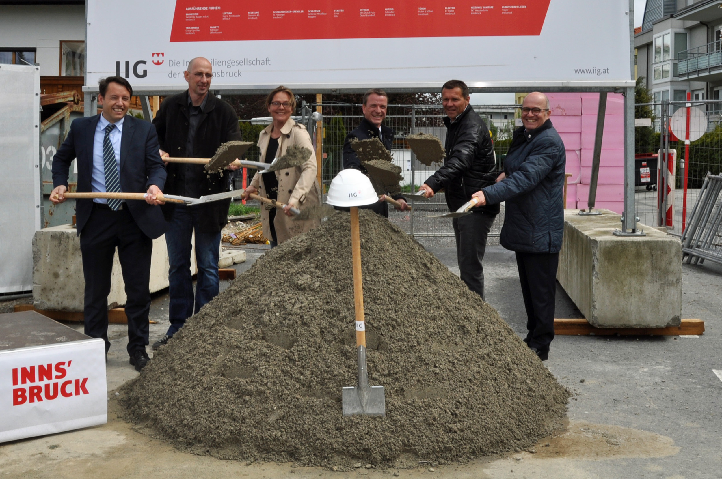 IIG-Geschäftsführer Franz Danler, das Architektenduo Florian Lutz und Daniela Amann, Vizebürgermeister Christoph Kaufmann, Bauleiter Walter Mühlecker (Swietelsky) und der IIG-Aufsichtsrat-Stellvertreter, GR Markus Stoll (v.l.), beim Spatenstich.
