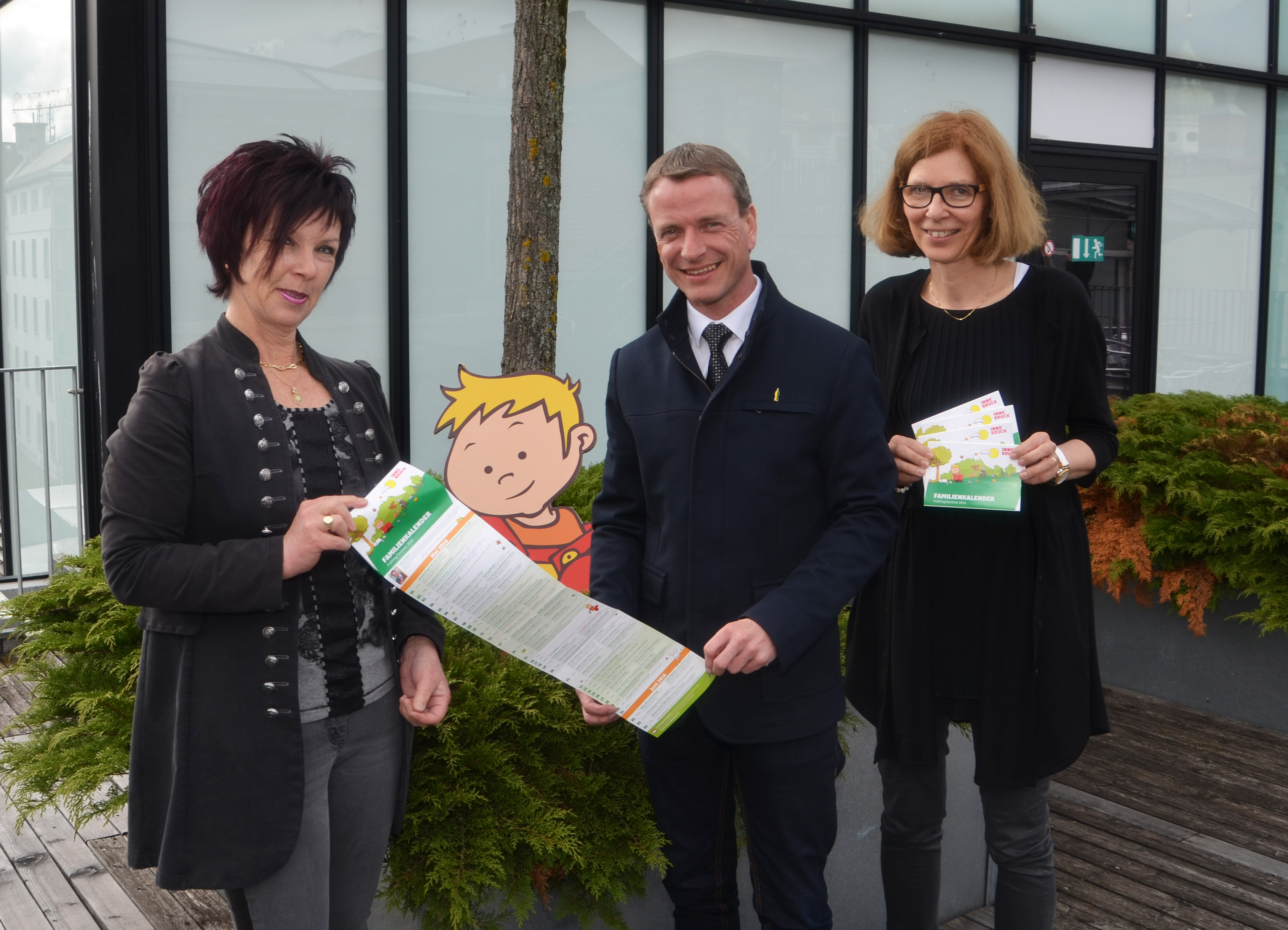 Vizebürgermeister Christoph Kaufmann präsentierte gemeinsam mit Amtsleiterin Martina Zabernig (Kinder, Jugend und Generationen, r.), Referatsleiterin Uschi Klee (Frauen, Familien und SeniorInnen, l.) sowie dem kleinen Peterle (hinten) den aktuellen Familienkalender.