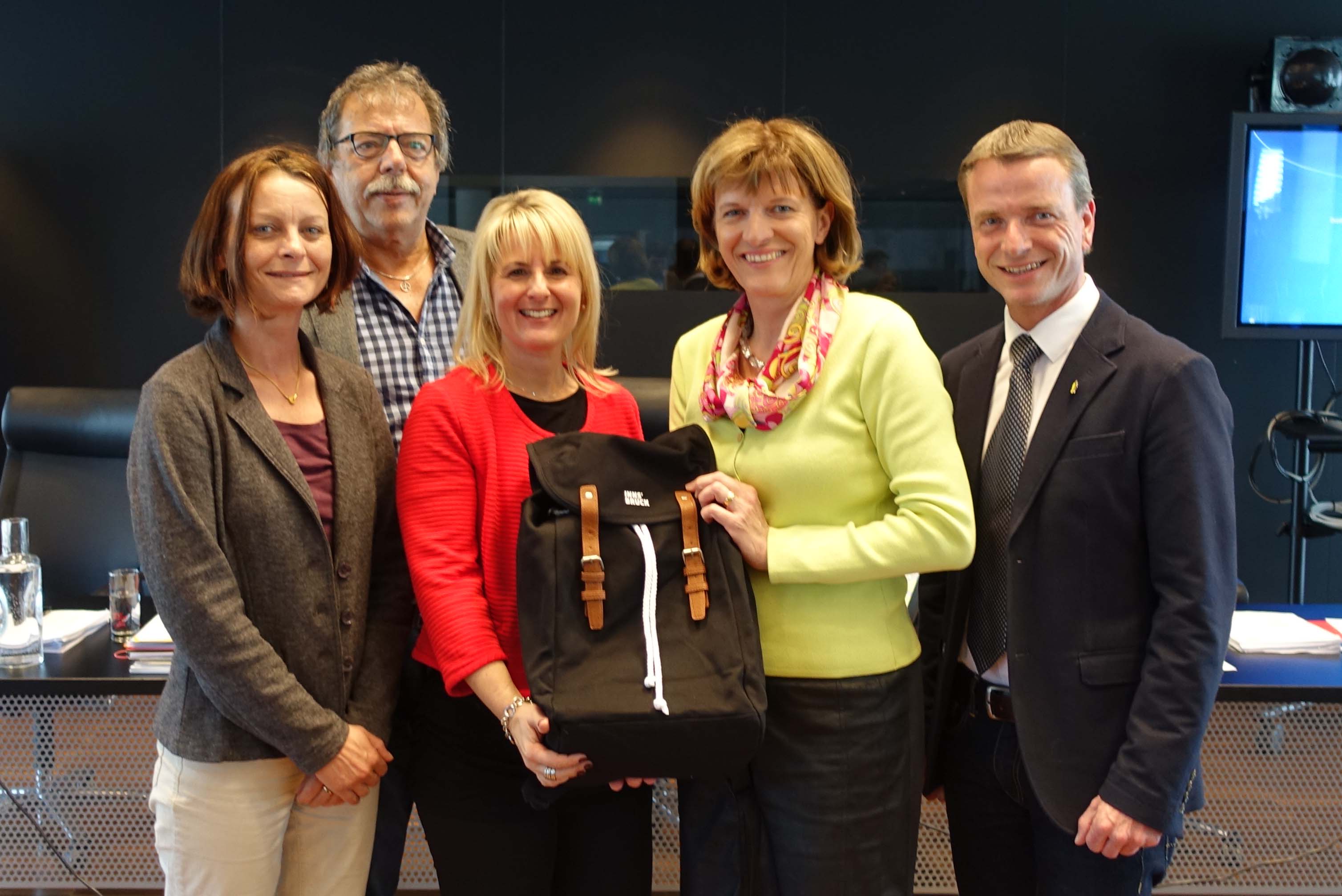 Begrüßten die EU-Abgeordnete Karoline Graswander-Hainz (M.) im Gemeinderat: Vizebürgermeisterin Sonja Pitscheider, Stadtrat Gerhard Fritz, Bürgermeisterin Christine Oppitz-Plörer, Vizebürgermeister Christoph Kaufmann (v.l.n.r.)