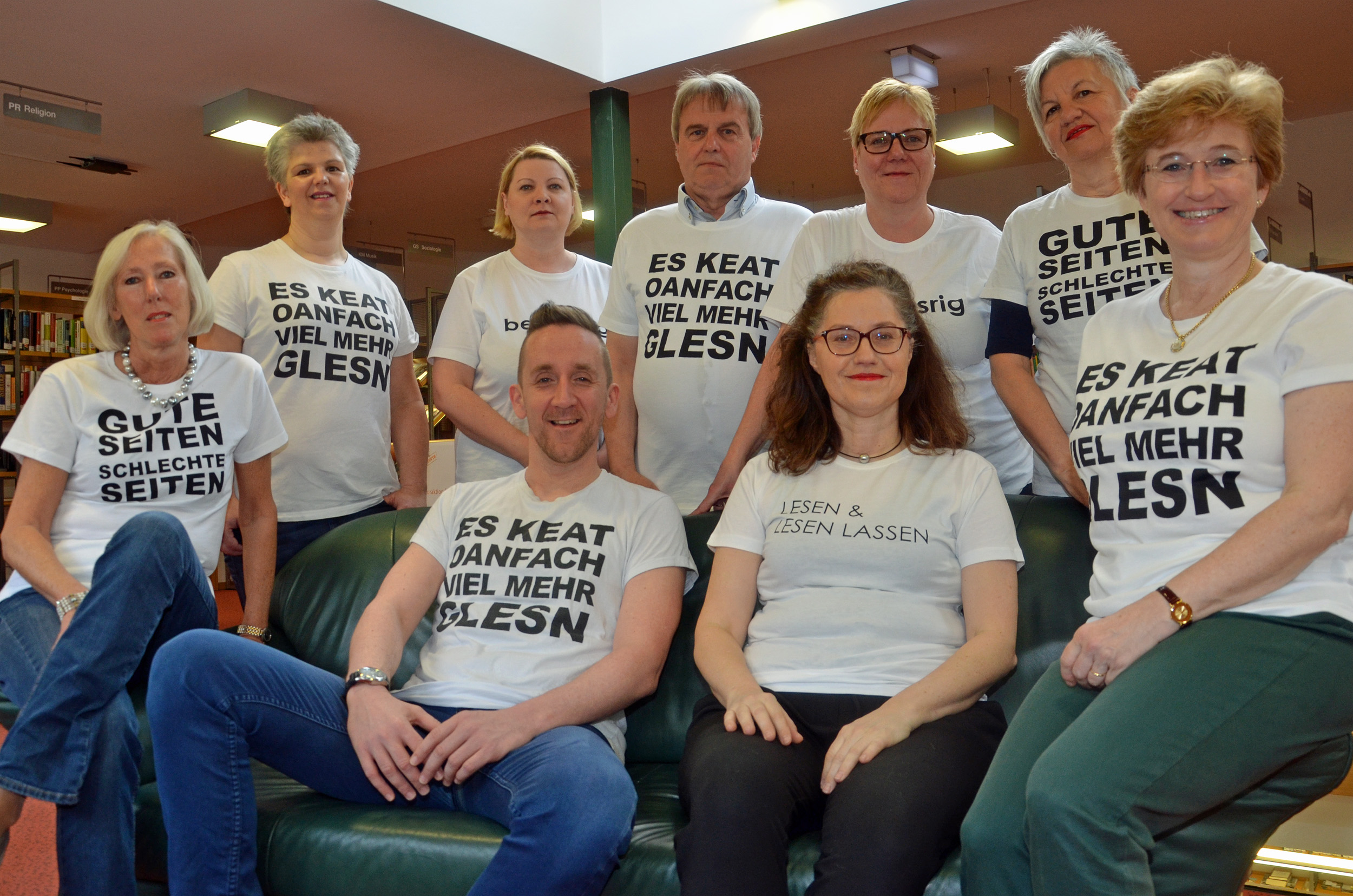 Das Team der Innsbrucker Stadtbücherei feiert den Welttag des Buches mit frechen T-Shirts.