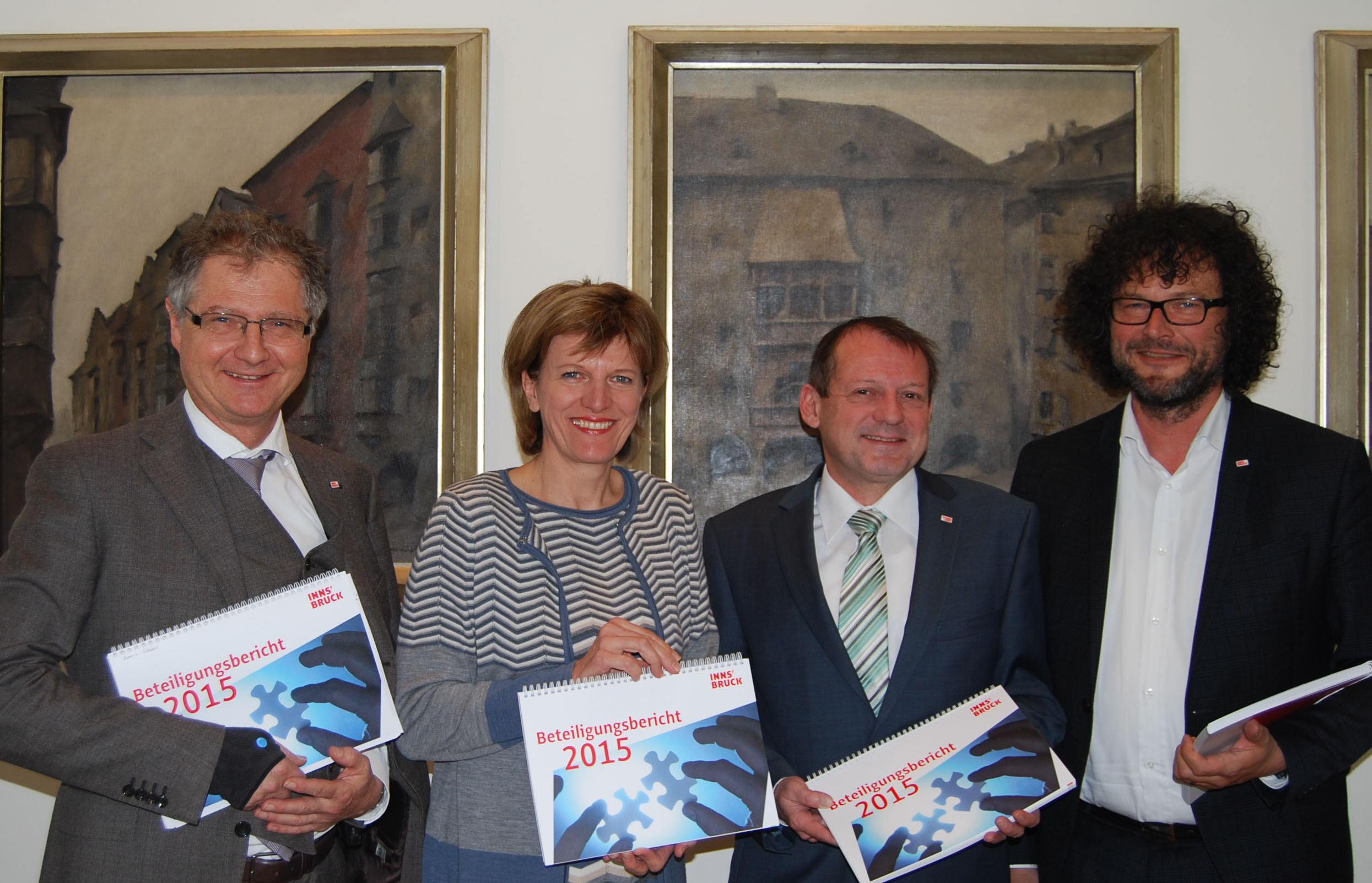 BU: Bürgermeisterin Mag.a Christine Oppitz-Plörer (2. von links) präsentierte gemeinsam mit MMag. Dr. Tomas Joos (Finanz- Wirtschafts- und Beteiligungsverwaltung 2. von rechts), Dr. Thomas Pühringer (Finanzdirektor, rechts) und Mag. Johannes Verdross (Amtsvorstand für Finanzverwaltung und Wirtschaft, links) den Beteiligungsbericht 2015. Foto: ©IKM/M. Sulaiman