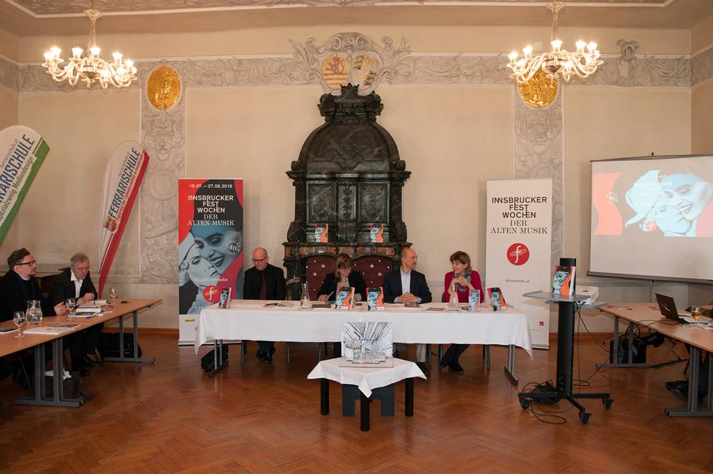 Bei der Pressekonferenz zur Programmpräsentation der Festwochen der Alten Wochen (v.r.): Dirigent Howard Arman, Opern-Produktionsleiter Dieter Senft, Bürgermeisterin Christine Oppitz-Plörer, Intendant Alessandro De Marchi, Landesrätin Beate Palfrader, Ferrarischule-Direktor Manfred Jordan, Bariton Georg Nigl, Kontrabassist Walter Rumer