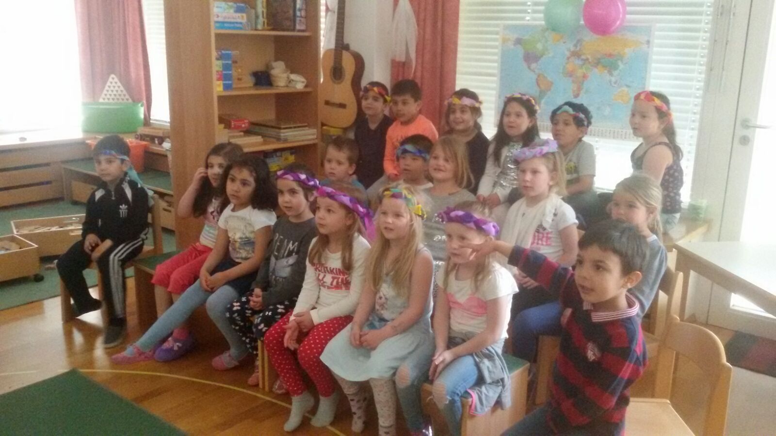 Feste feiern, ist ein wesentlicher Bestandteil unserer Gesellschaft und nimmt im sozialen Zusammenleben einen festen Platz ein - gemeinsames Feiern verbindet. 
Die Feste und gelebtes Brauchtum anderer Kulturkreise sollen in den Alltag integriert werden, um die Vielfalt der Innsbrucker Gesellschaft kennenzulernen. Bereits zum wiederholten Mal wird „Cocuk Bayrami“ gefeiert.  Das „Kinderfest“ ist im gregorianischen Kalender am 23. April fest verankert.
Die Kinder werden mit einbezogen, die Dekoration zu gestalten, den Festtagstisch zu decken und den Festablauf zu bestimmen. Die Eltern bringen traditionelle Speisen und kleine süße Geschenke. Mit Musik, Spiel und Spaß wird es jedes Jahr der 23. April ein besonderer Tag – speziell den Kindern gewidmet.