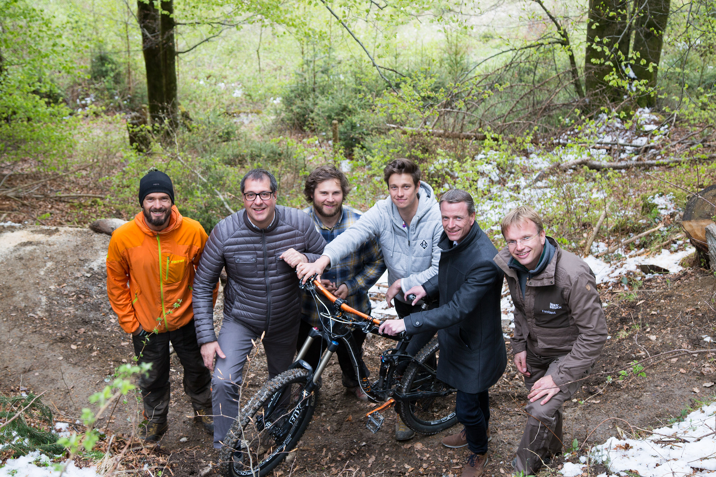 Bei der Besichtigung zum Baustart des Arzler Alm Trails (v.l.): Bauleiter Benni Purner, Stadtrat Franz X. Gruber, Max Schmidt (MIT), Patrick Meraner (Obmann MIT), Vizebürgermeister Christoph Kaufmann und Projektleiter Albuin Neuner vom städtischen Amt für Land- und Forstwirtschaft