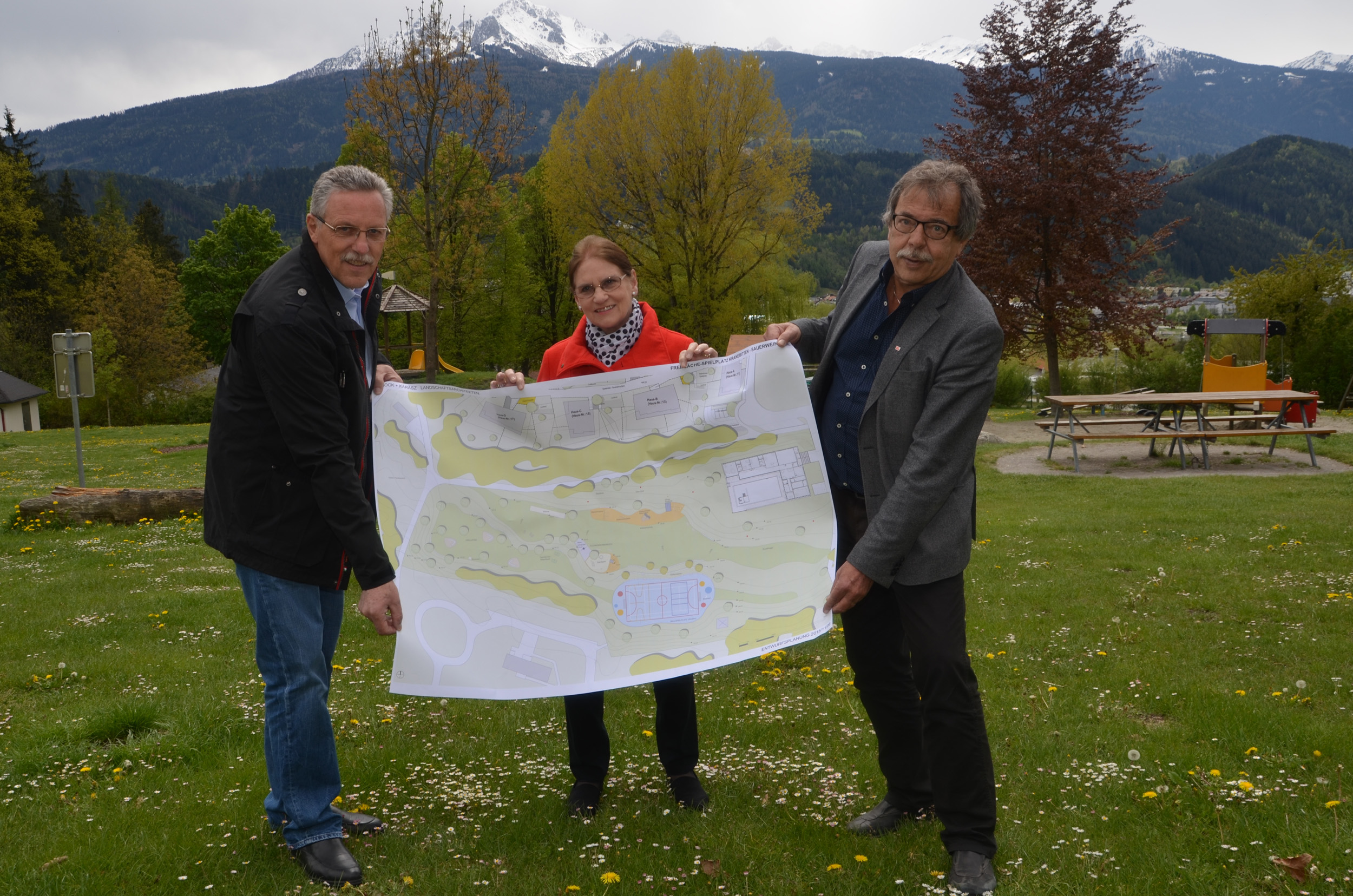 Referatsleiter Karl Gstrein, Hildegard Auer (Initiative Lebensraum Kranebitten) und Stadtrat Gerhard Fritz (v.l.) präsentierten den Plan für die Umgestaltung.