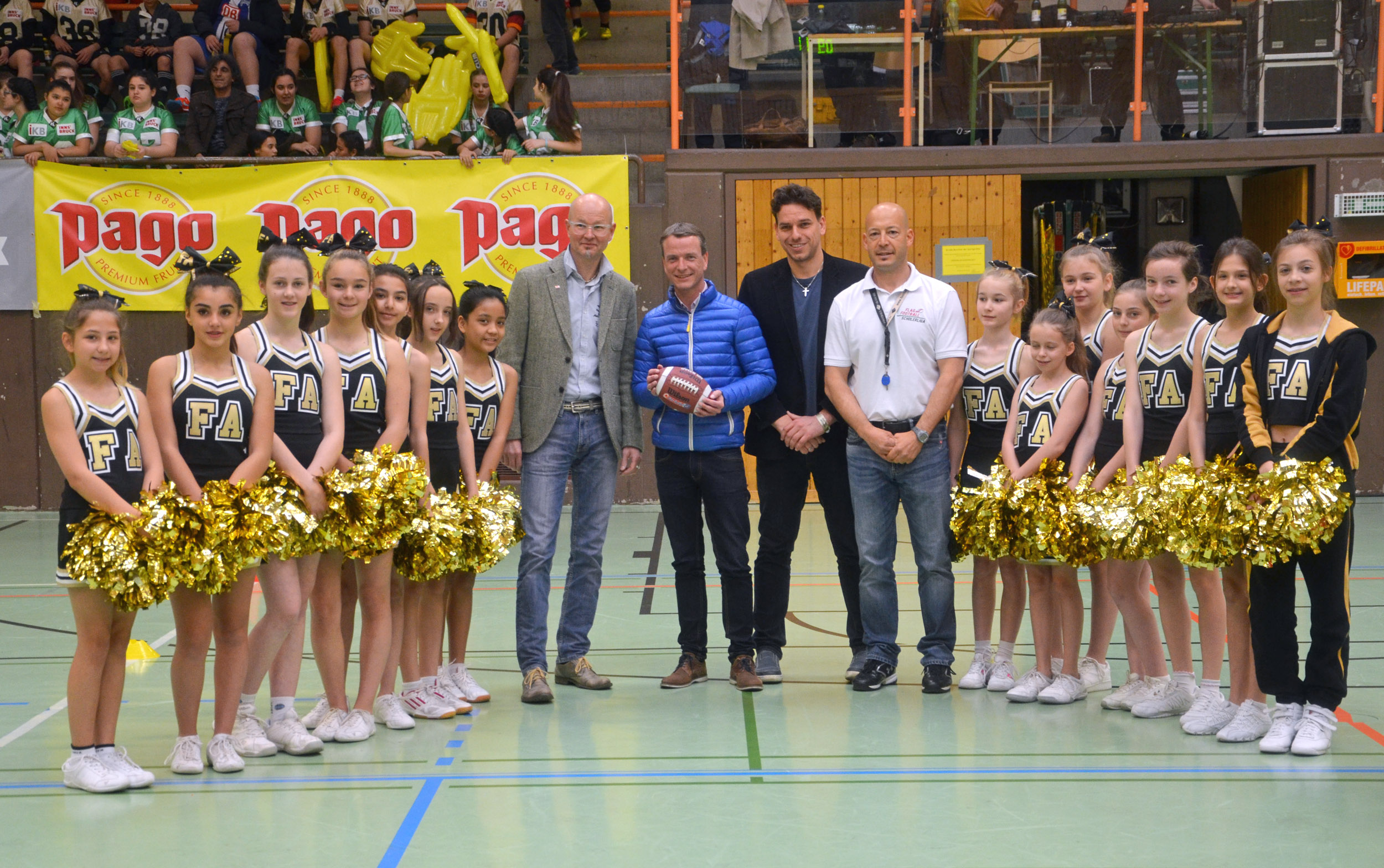 Bei der Eröffnung des „Gameday“ posierten die Cheerleader gemeinsam mit Amtsvorstand Werner Leithmayer, Vizebürgermeister Christoph Kaufmann, Christian Biendl und Projektkoordinator Daniel Dieplinger (v. l.) für ein Gruppenfoto.