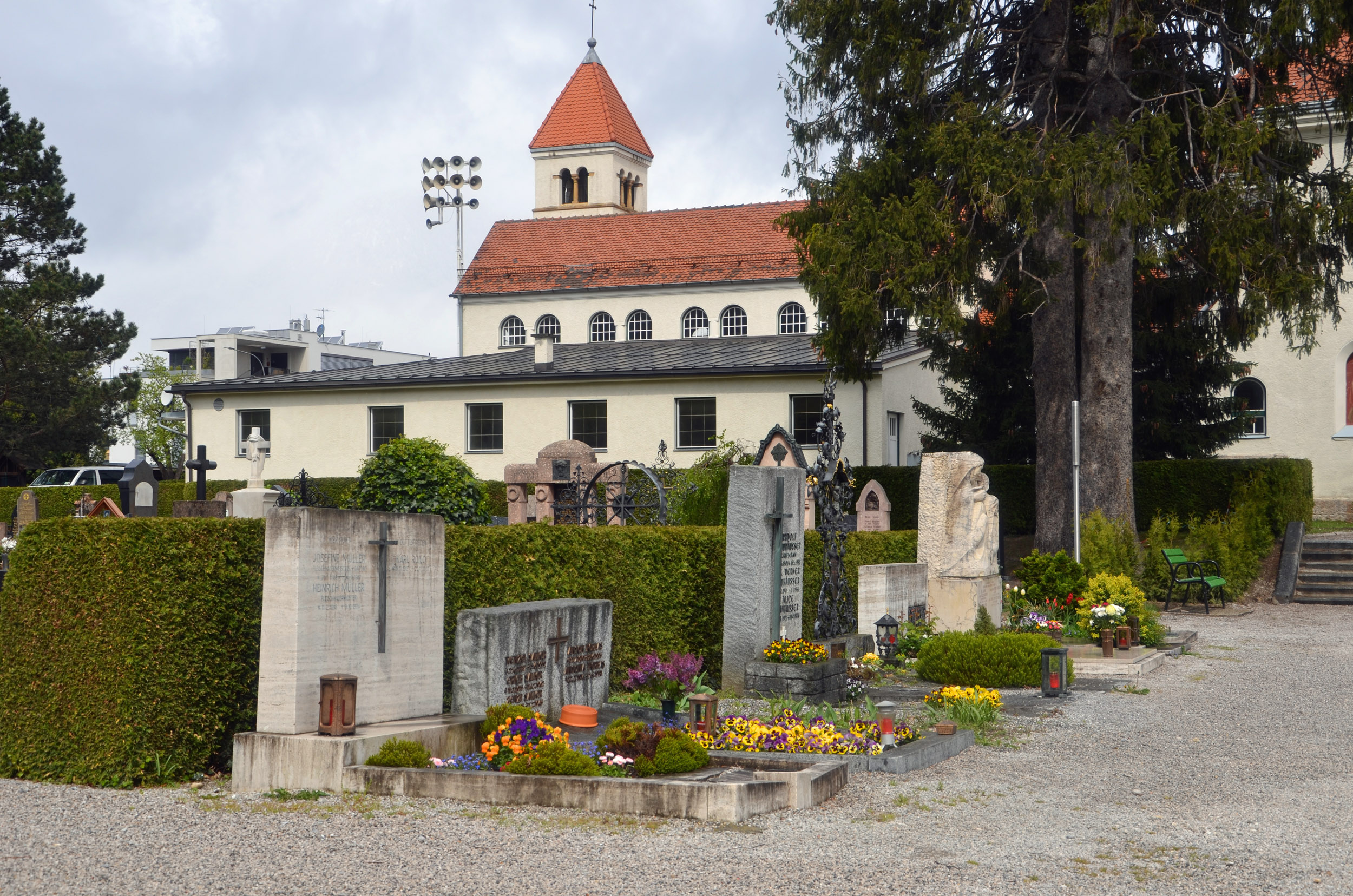 Bisher beschallte ein großer Lautsprecher am Dach des Friedhofsgebäudes das gesamte Gelände.