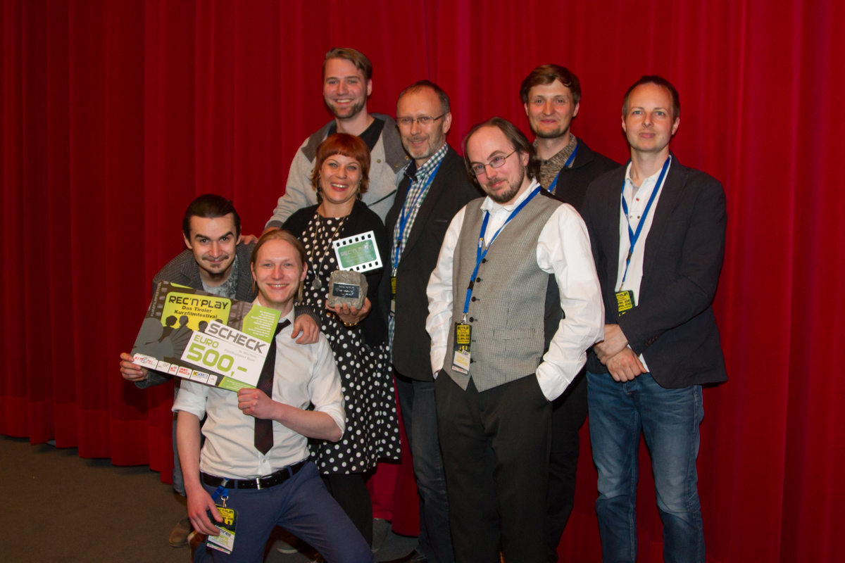 Beim Freien Bewerb freuten sich Johannes Schmid und sein Filmteam über den mit 500 Euro dotierten 1. Jurypreis und den gewichtigen REC'n'PLAY-Award für ihren witzigen Kurzfilm „Chains of Love“. (Links im Bild (v.l.n.r.): Die strahlenden Gewinner Ivan Pantner, Johannes Schmid, Michele Jost und Christian De Zottis im Bild mit den Juroren (v.r.n.l.) Christian Schubert, Markus Klaes, Stefan C. Limbrunner und Hannes Nestler)