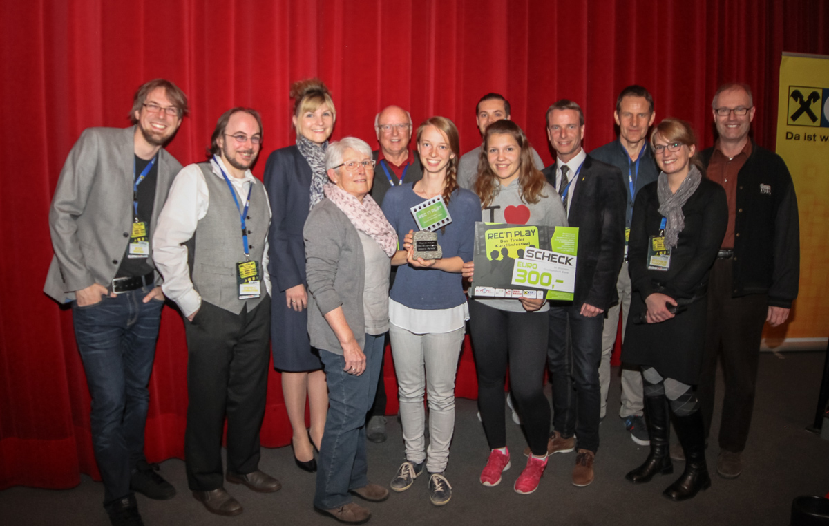 Die junge Innsbrucker Filmemacherin Elisabeth Schweigmann und ihr Filmteam räumten mit dem Kurzfilm „Was bleibt ist die Stille“ den ersten Platz des REC'n'PLAY Kurzfilmfestivals beim Schul- und Jugendbewerb ab. Vizebürgermeister Christoph Kaufmann übergab den gewichtigen REC'n'PLAY-Award und einen Scheck in Höhe von 300 Euro. (Im Bild mit den Juroren und Veranstaltern sowie Melanie Wiener aus dem Büro der Bildungslandesrätin Beate Palfrader und Vizebürgermeister Christoph Kaufmann)