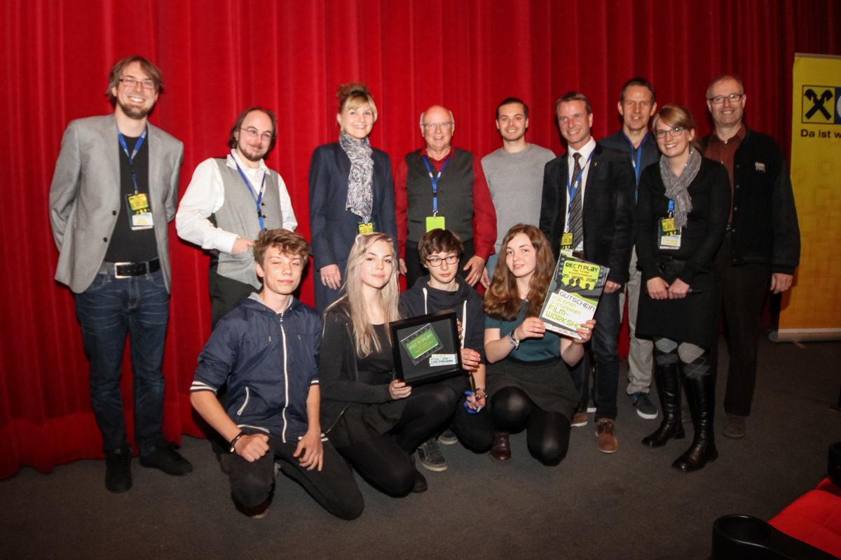 Beim anschließenden Oberstufenbewerb überzeugte das Filmteam rund um Jonathan Steininger mit dem Kurzfilm „Felix' Briefe“ das Jurorenteam und landete damit auf Platz 3. (Im Bild mit den Juroren und Veranstaltern sowie Melanie Wiener aus dem Büro der Bildungslandesrätin Beate Palfrader und Vizebürgermeister Christoph Kaufmann)