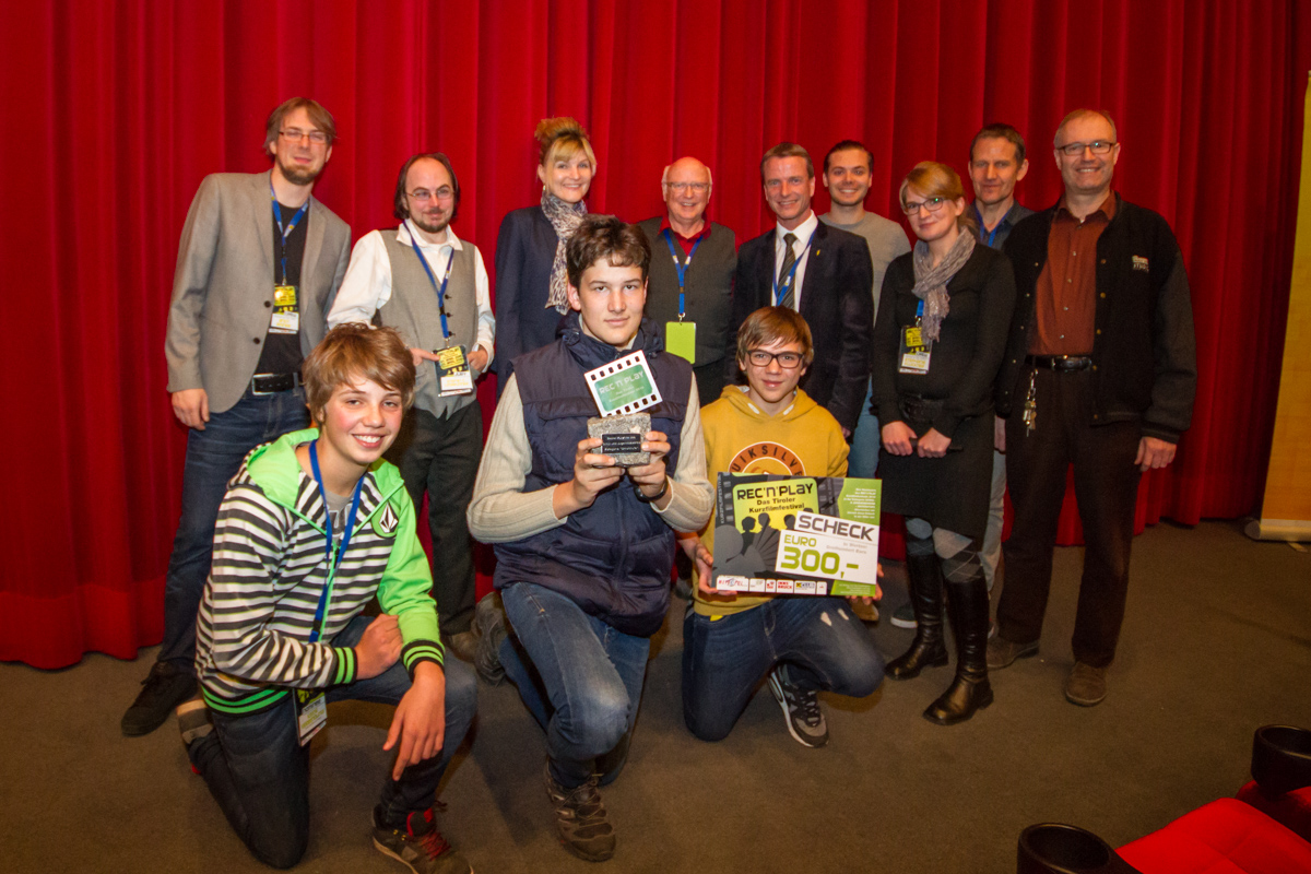 Ivan Gufler und sein Filmteam räumten mit dem animierten Kurzfilm „Keine Verbindung!“ beim REC'n'PLAy Kurzfilmfestival 2016, Kategorie „Unterstufe,“ den 1. Preis und damit auch den REC'n'PLAY-Award ab. Ein Scheck in Höhe von 300 Euro wurden den glücklichen Gewinnern im Zuge der Preisverleihung feierlich übergeben. (Im Bild mit den Juroren und Veranstaltern sowie Melanie Wiener aus dem Büro der Bildungslandesrätin Beate Palfrader und Vizebürgermeister Christoph Kaufmann)