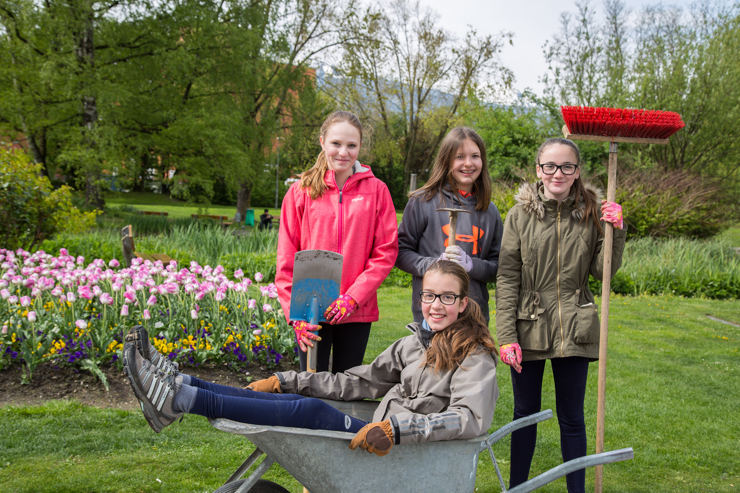 Der Spaß soll beim Girls´ Day nicht zu kurz kommen. Paula (im Schubkarren) mit ihren Klassenkolleginnen Hannah, Hanna und Vanessa.