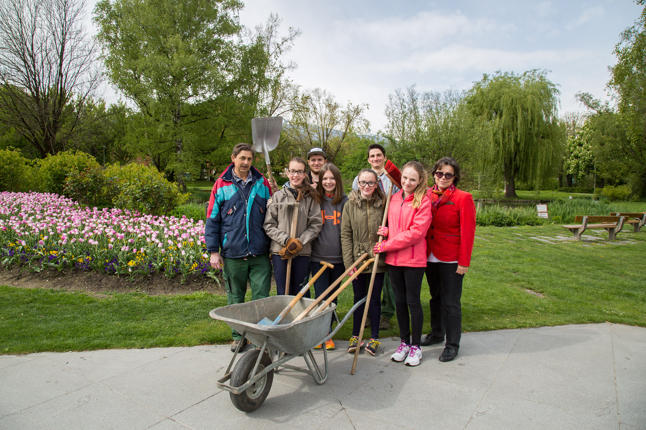 Gärtnermeister Andreas Spiess (l.) und Monika Erharter (Lehrlingsbeauftragte) (r.) mit ihren „Schutzbefohlenen“ Praktikant Philipp und Lehrling Stefan (hintere Reihe) sowie den Gymnasiastinnen Paula, Hanna, Vanessa und Hannah, die im Rahmen des Girls´ Day den Beruf der Landschaftsgärtnerin kennenlernen.
