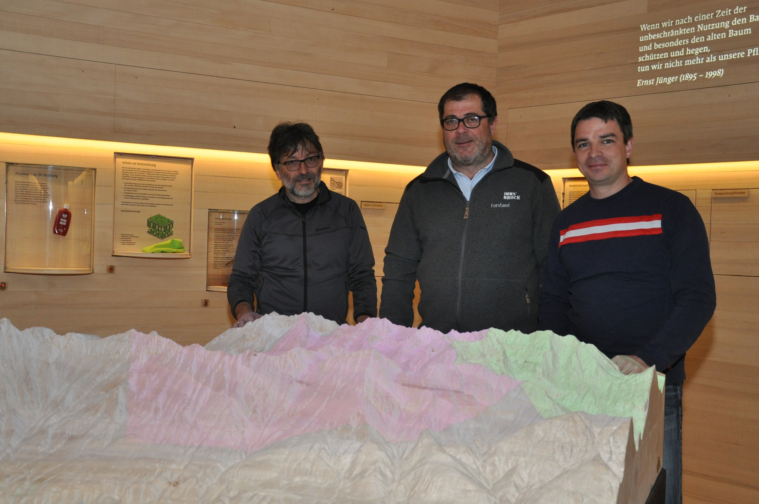 Otto Leiner (Land Tirol), Amtsleiter Andreas Wildauer und Naturpark-Karwendel-Geschäftsführer Hermann Sonntag (v.l.) führten am Freitag durch die Ausstellung.