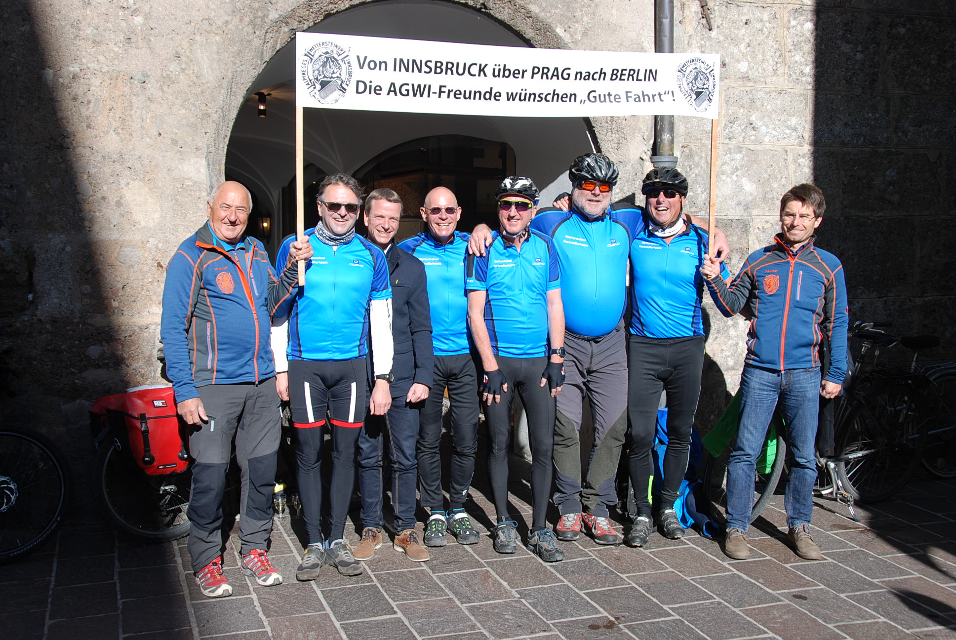 Die Fahrradgruppe des Vereins „Alpine Gesellschaft Wettersteiner“ fährt von Innsbruck über Prag nach Berlin.
Vizebürgermeister und Sportreferent Christoph Kaufmann (3.v.l.) verabschiedete die Radfahrer am Freitag und wünschte eine gute und sichere Fahrt.