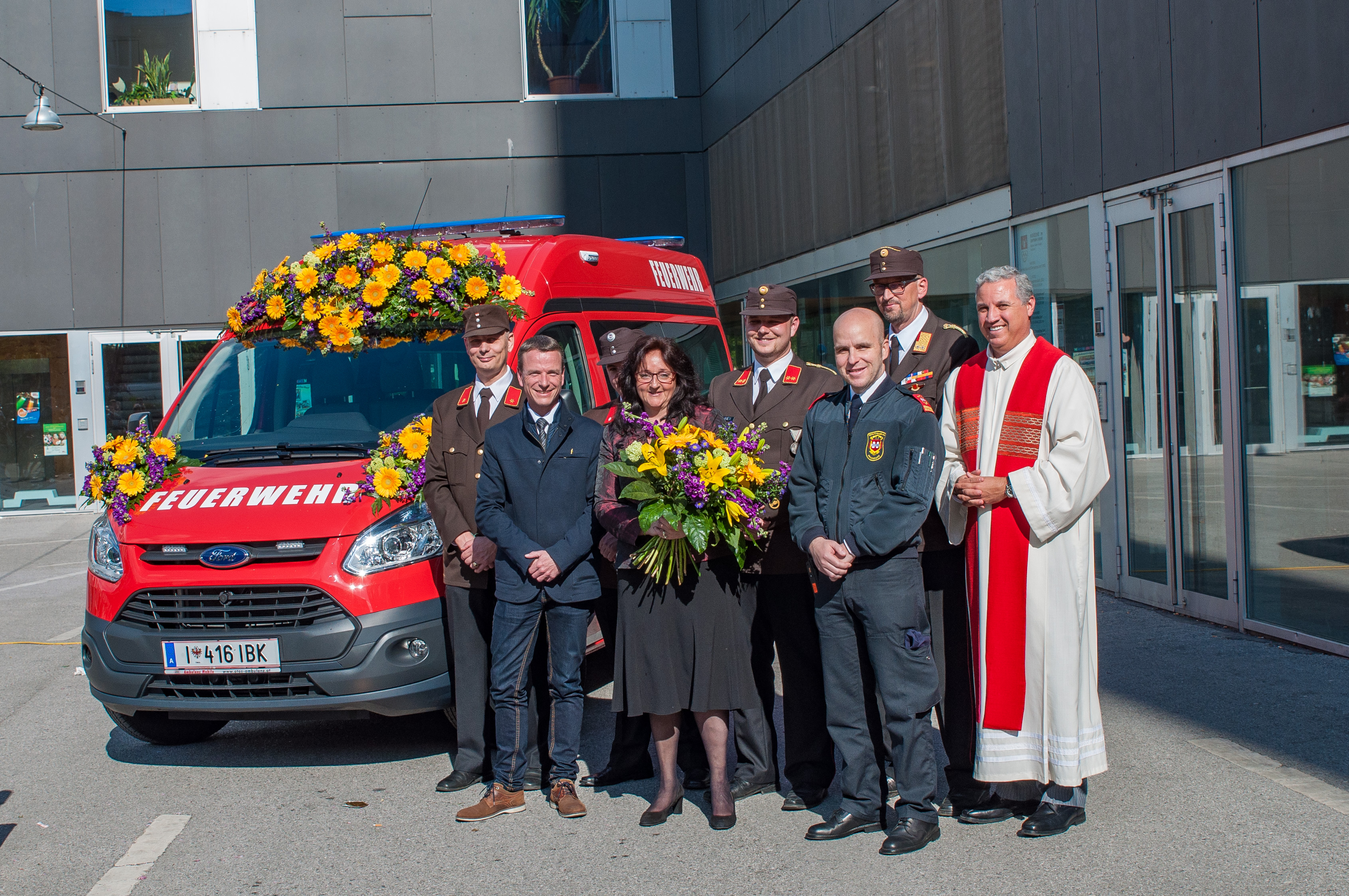 Vizebürgermeister und Feuerwehrreferent Christoph Kaufmann war bei der Florianifeier der Freiwilligen Feuerwehr Neu Arzl am Sonntag dabei. Im Rahmen der Messe wurde das neue Mannschaftstransportfahrzeug geweiht. Kaufmann bedankte sich bei allen FeuerwehrkameradInnen, die sich 365 Tage im Jahr und 24 Stunden am Tag für die Sicherheit der Innsbrucker Bevölkerung bereithalten.